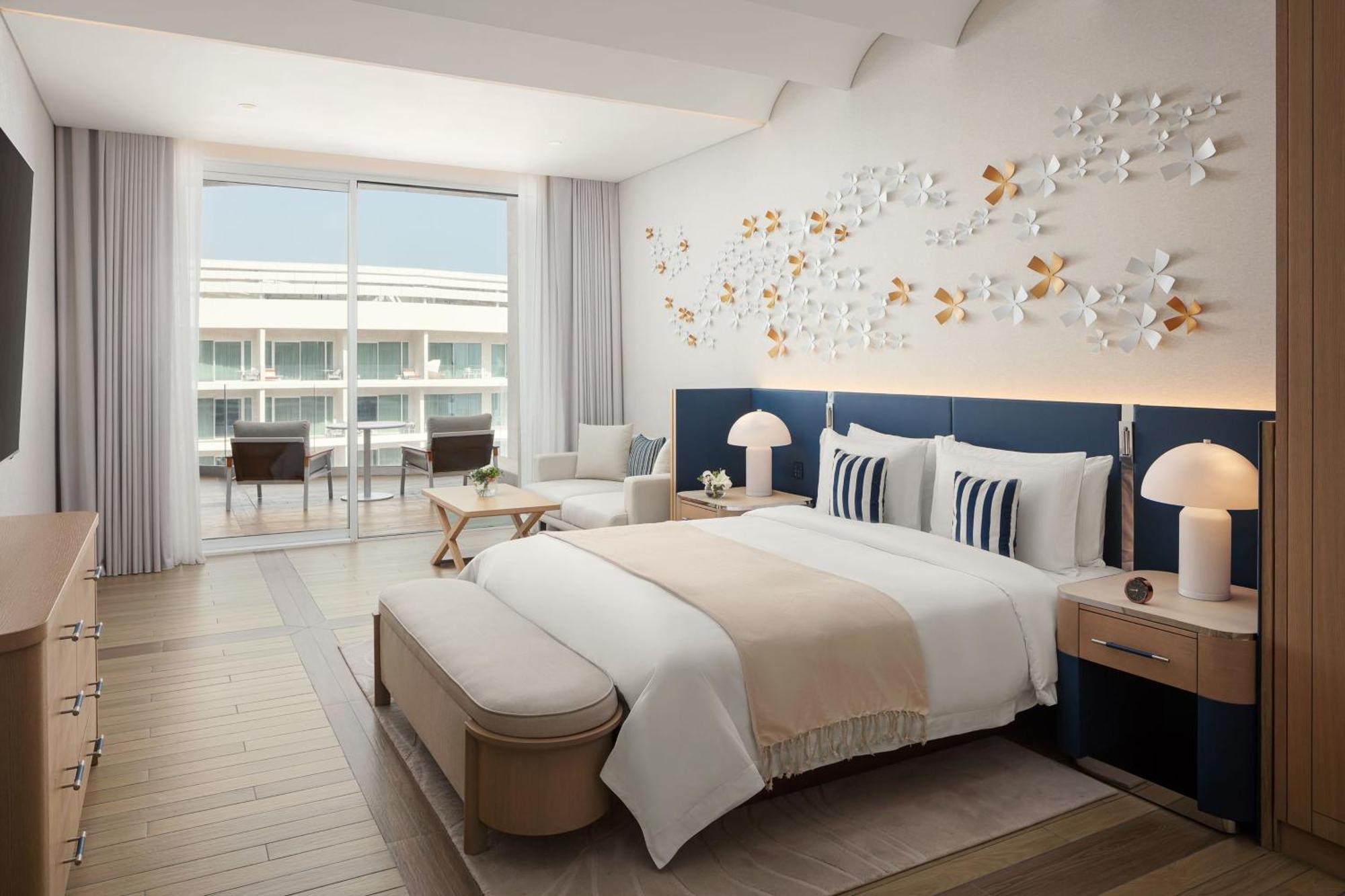 Deluxe King Room Pool View