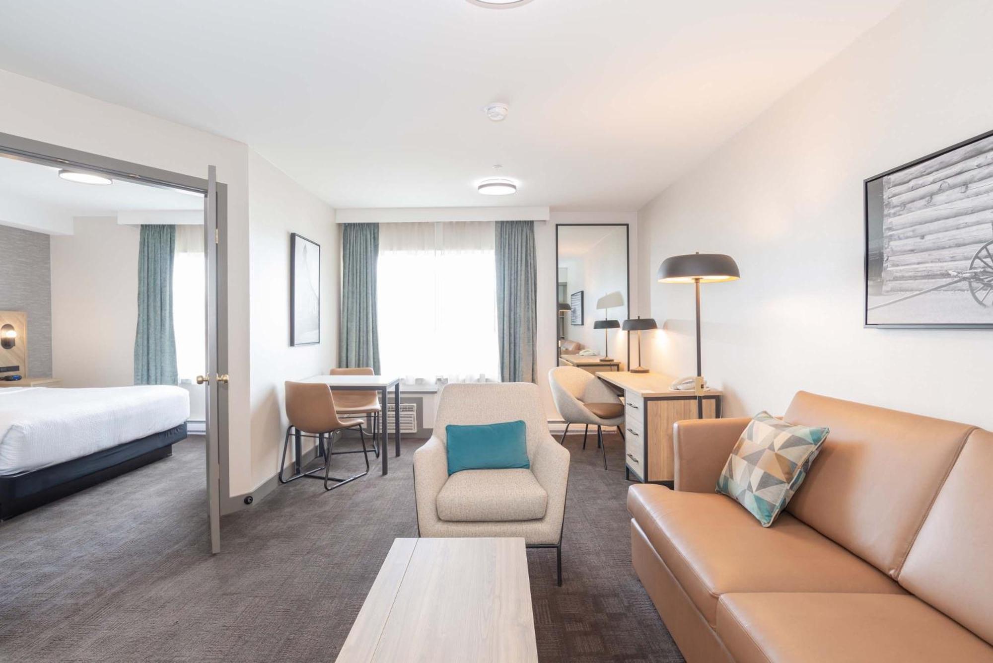 Grand Suite, 1 King Bed, Sofa Bed, Wet Bar