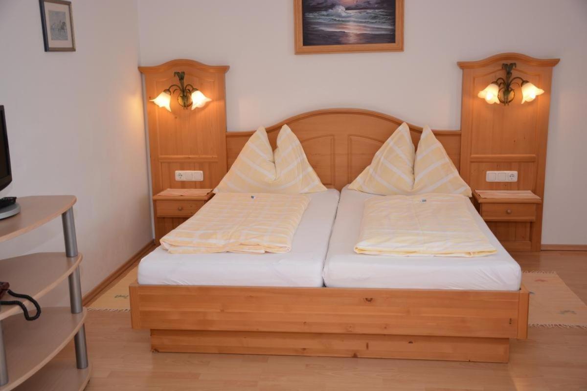 Doppel-/Zweibettzimmer mit Dusche