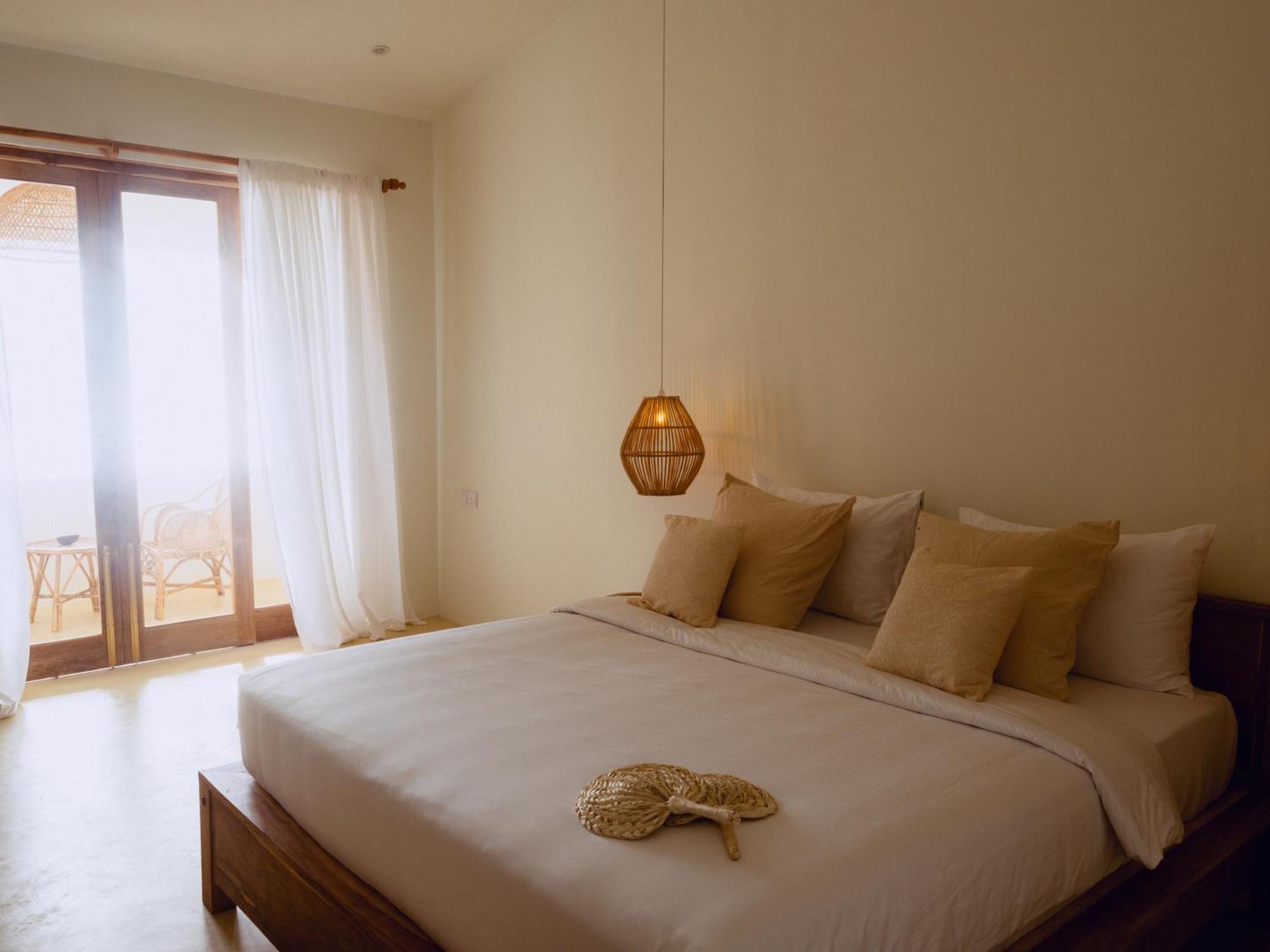 Suite con cama grande y balcón