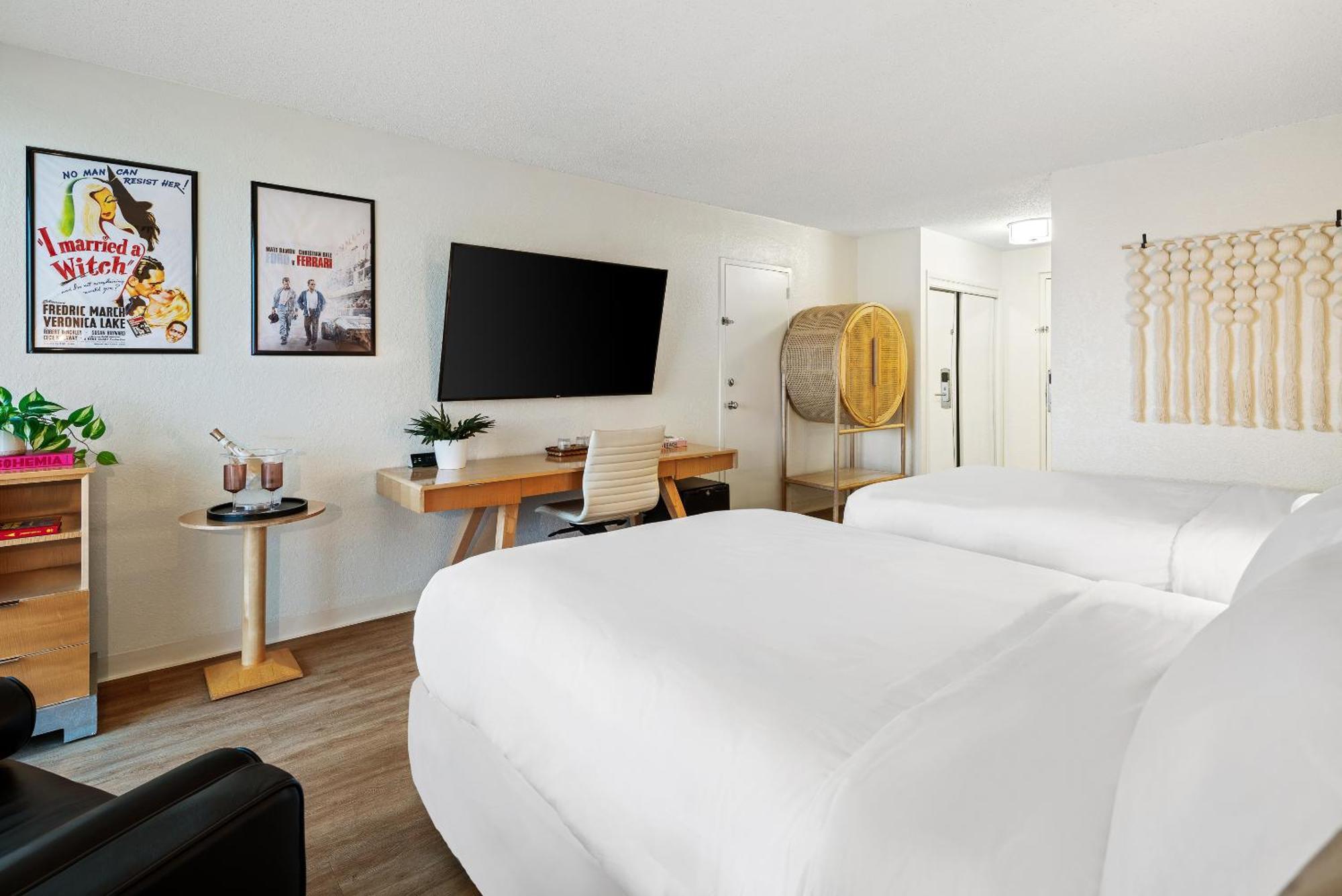 Zimmer mit 2 Queensize-Betten und Ausblick auf die Bucht.
