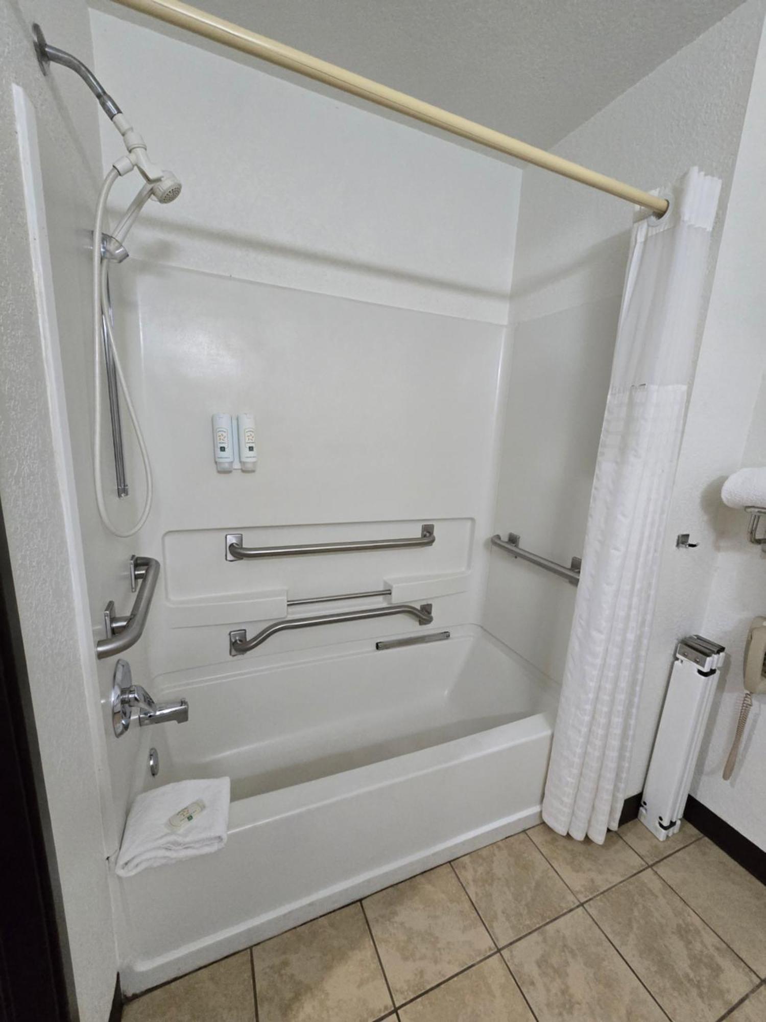 Queen Room with Roll-In Shower - Disability Access/Non Smoking/Interior Corridor