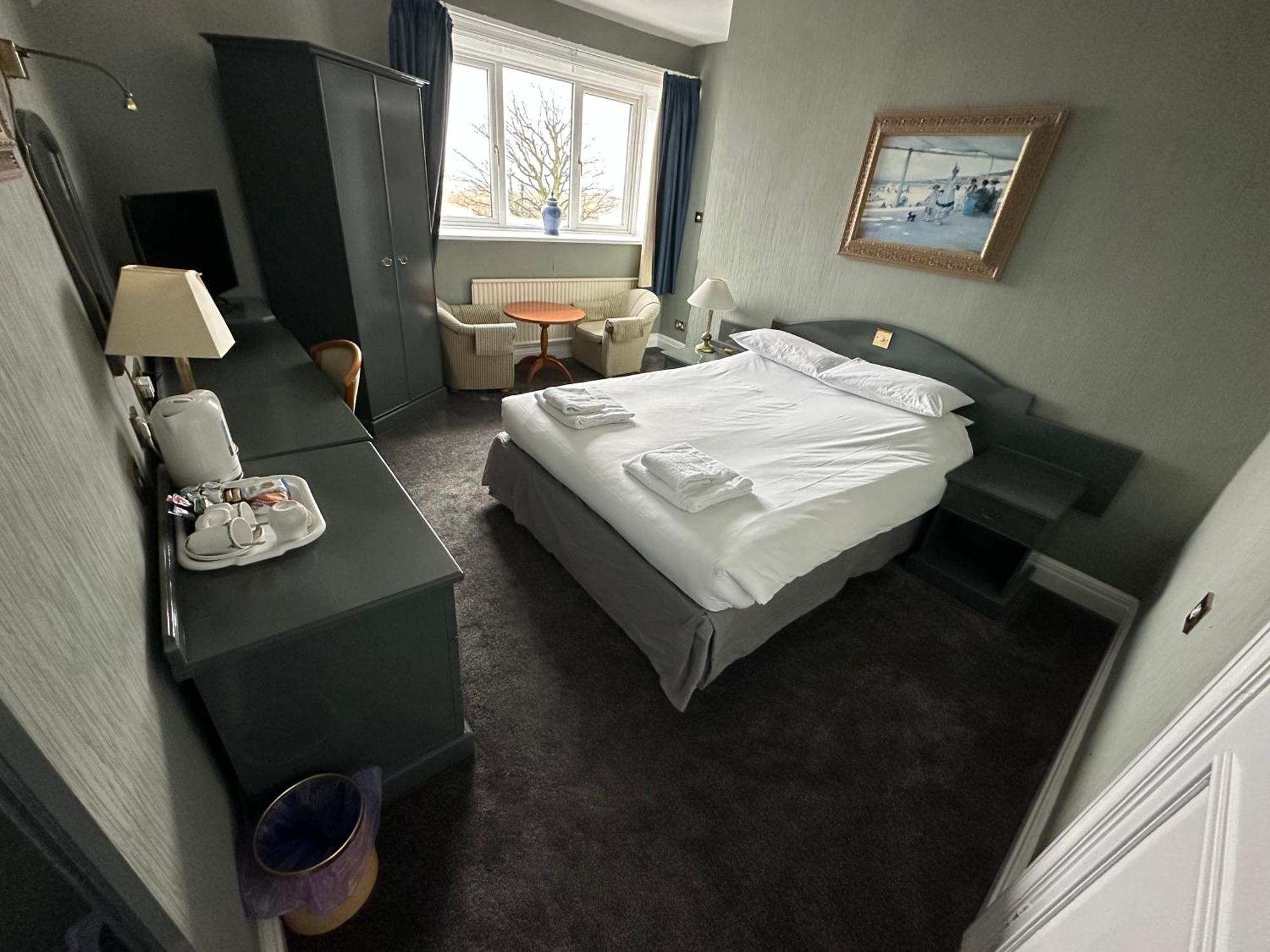 Habitación con cama extragrande y vistas al mar