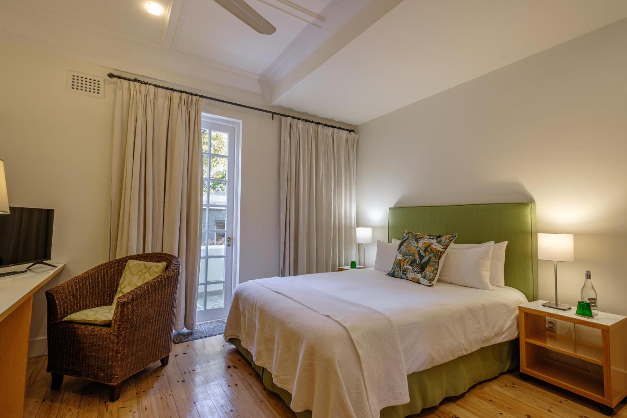Zimmer mit Queensize-Bett und Balkon