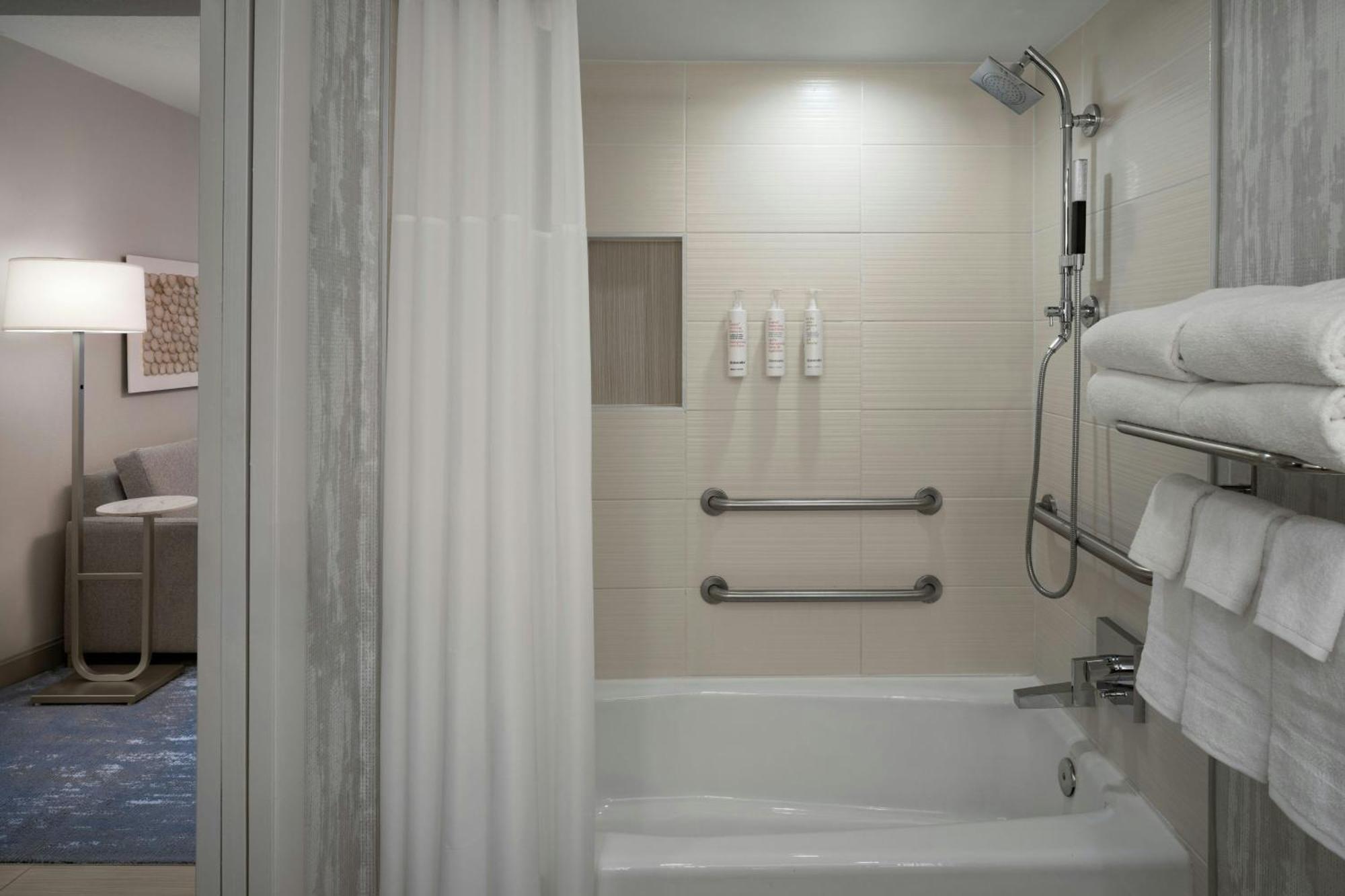 Suite de 1 dormitorio adaptada para personas con movilidad reducida, con vistas al mar y bañera adaptada - 1 cama extragrande