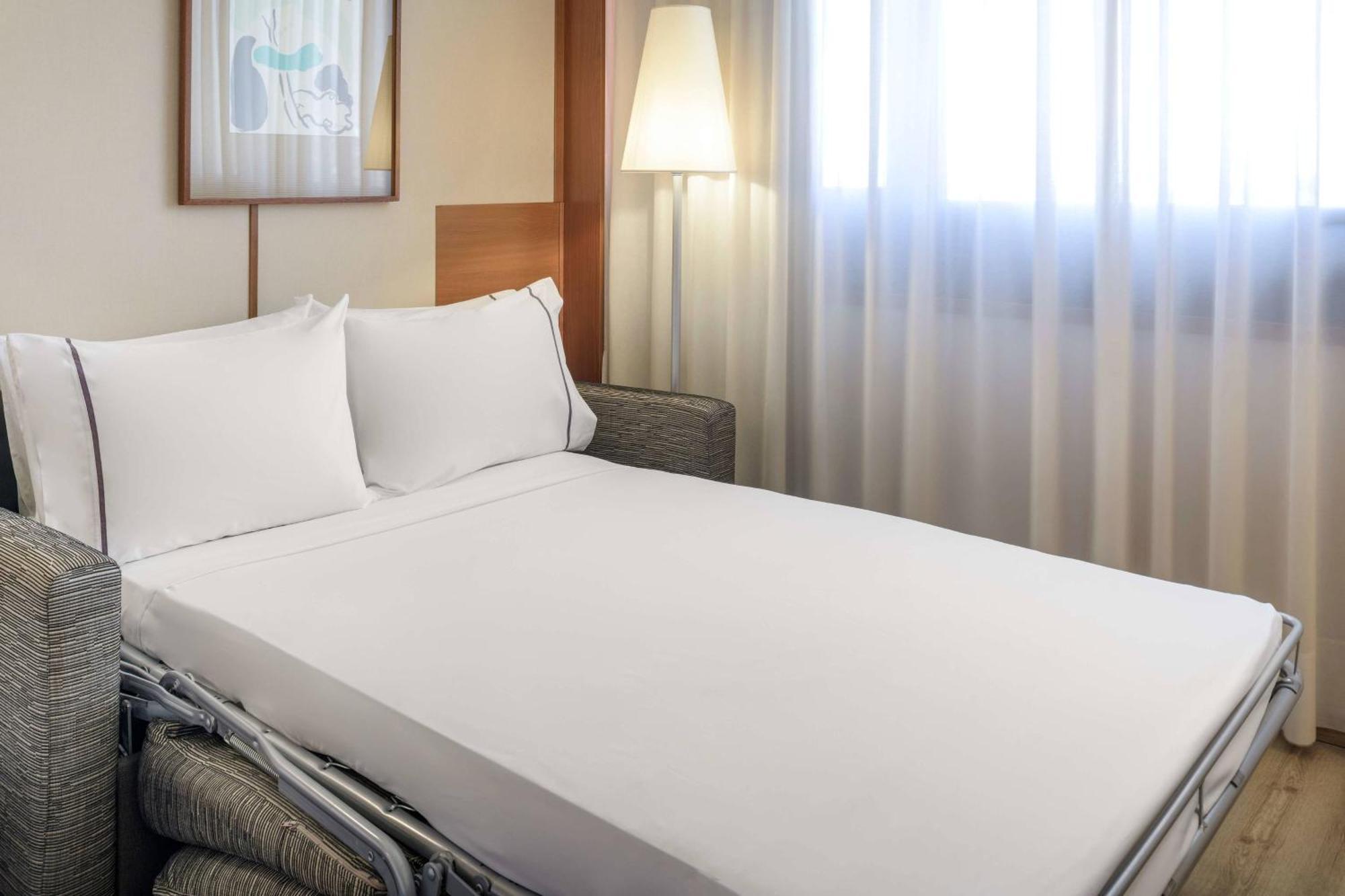 Habitación Doble Superior con sofá cama y cama grande