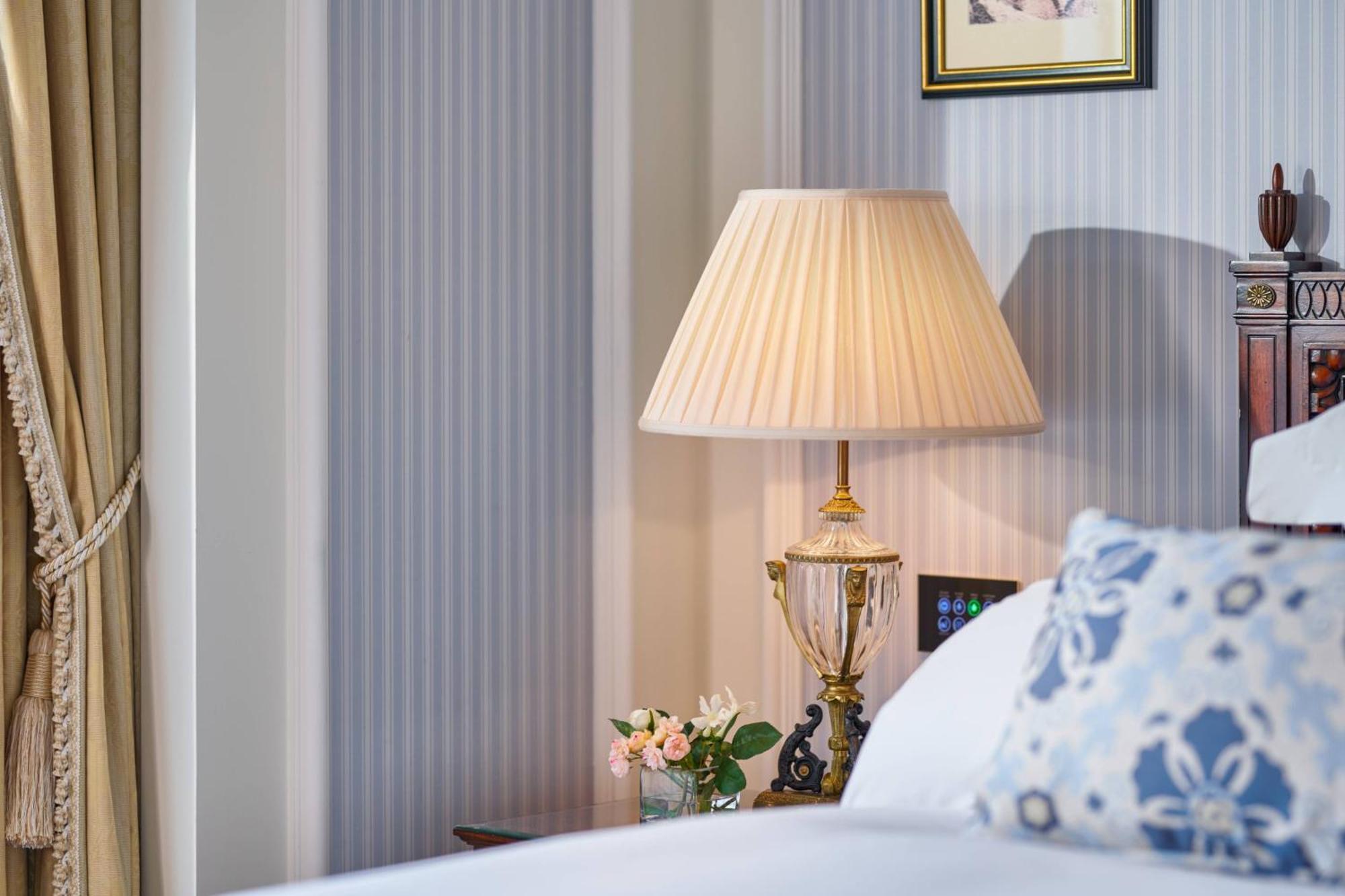 Guestroom King Bed & Mountain View