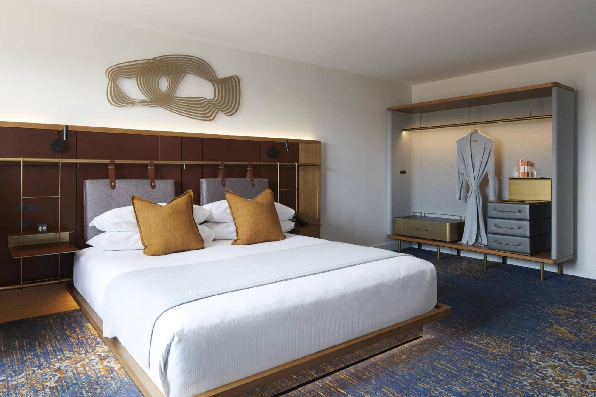 Suite with Harbour View Balcony