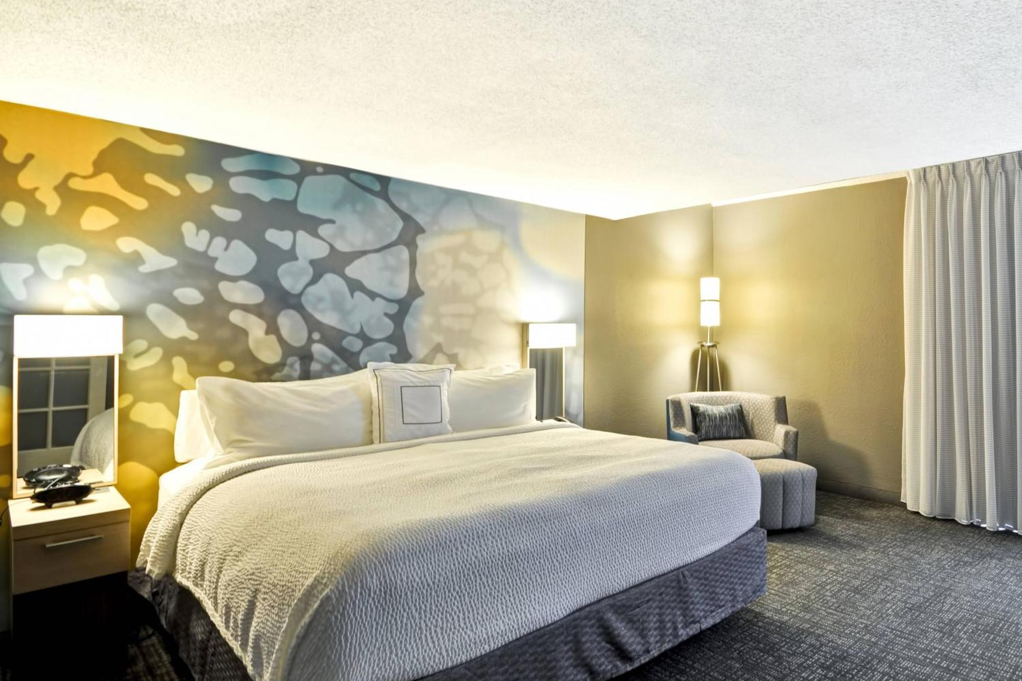 Queen Room with Bathtub - Mobility Access