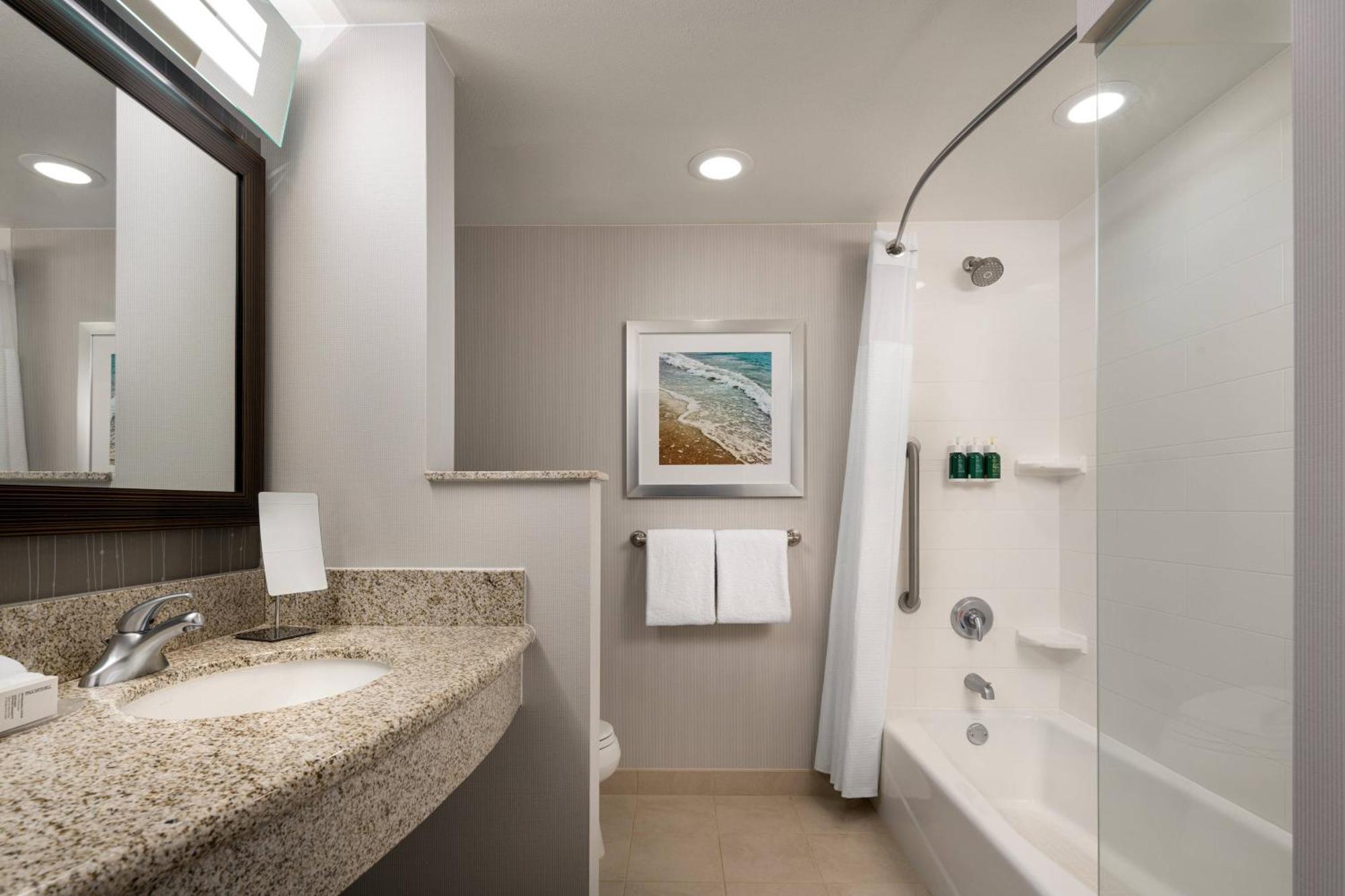 Habitación con cama extragrande y sofá cama