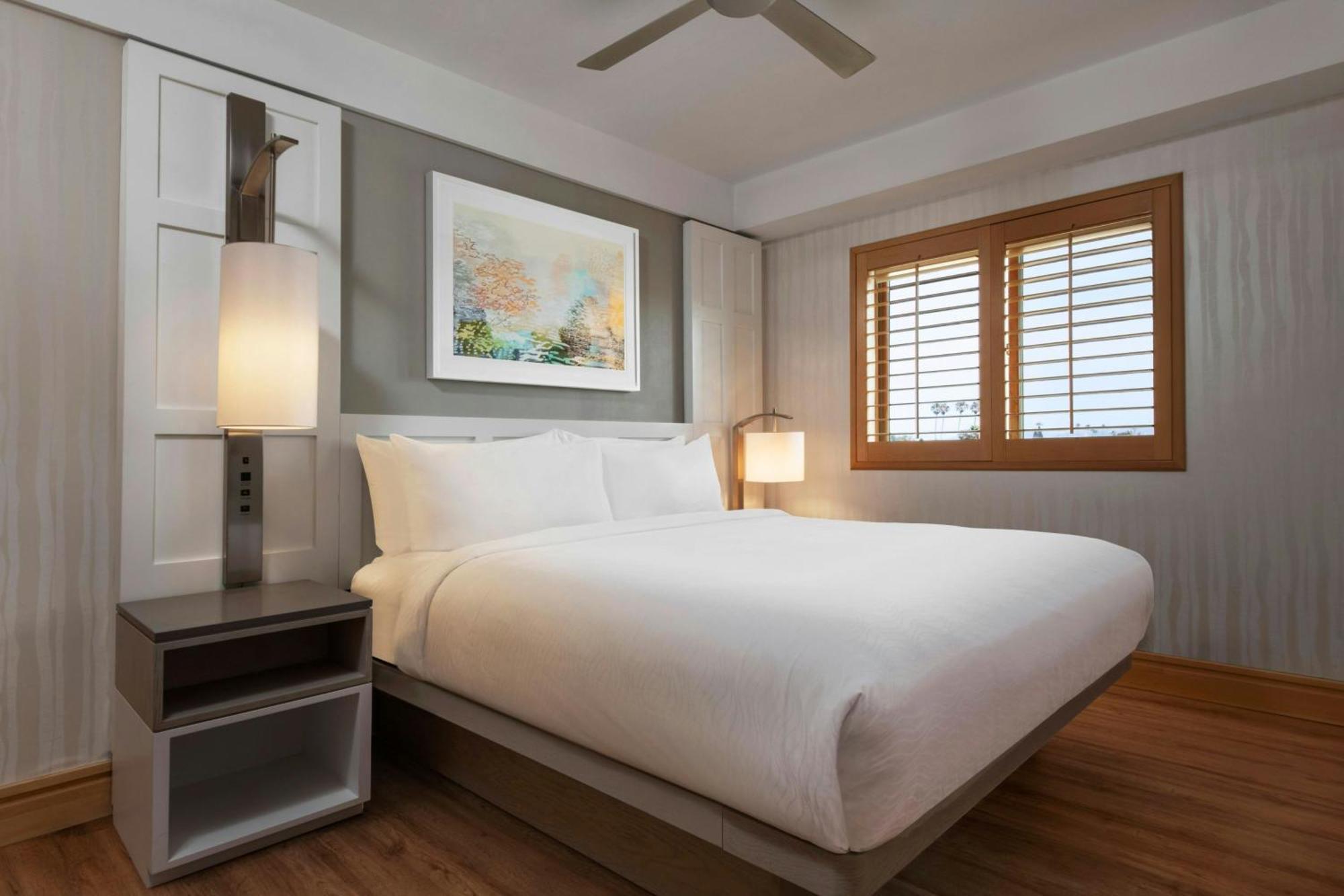 Suite con cama extragrande y vistas al mar