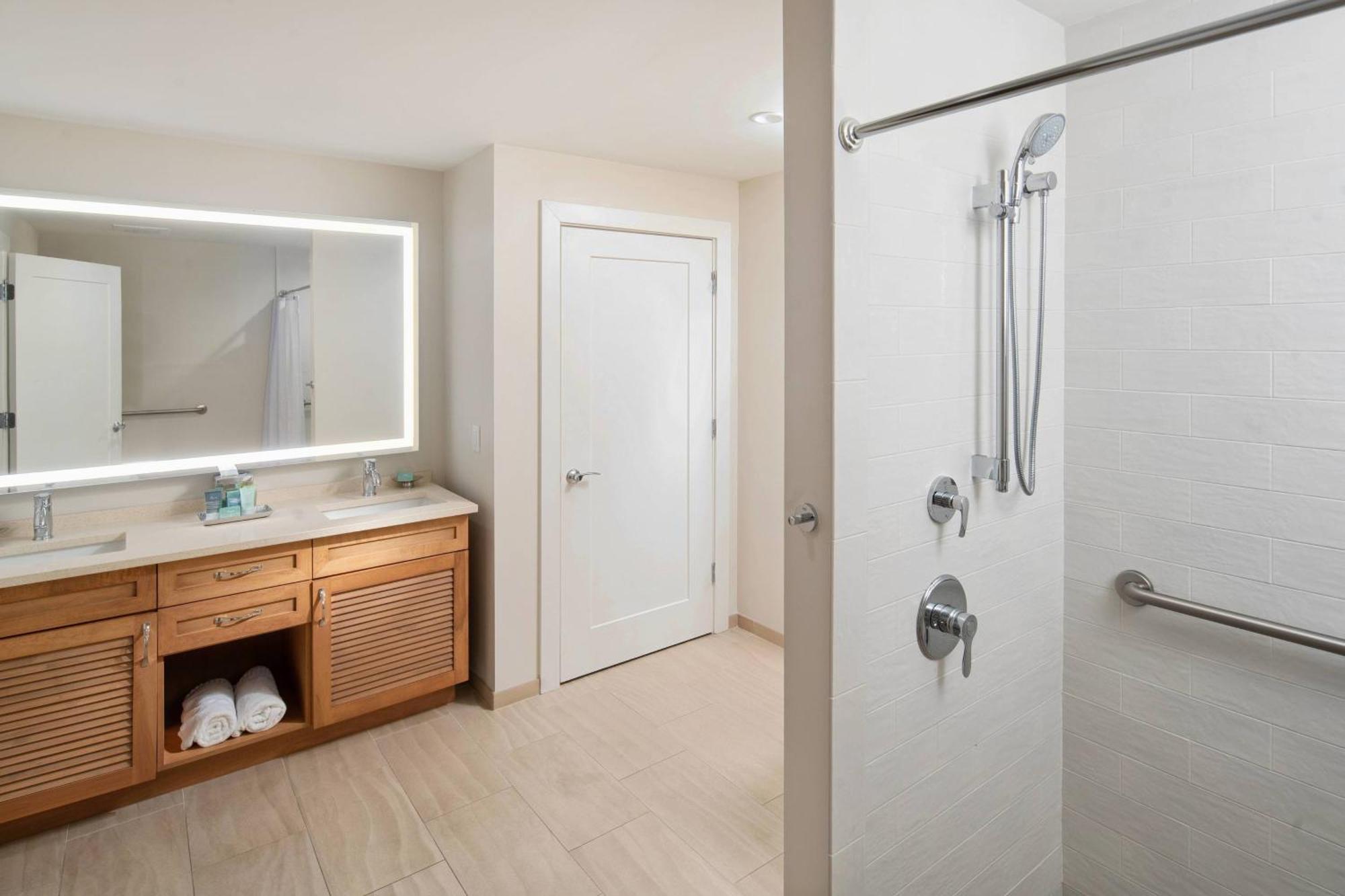 Suite de 2 dormitorios con balcón y vistas al agua