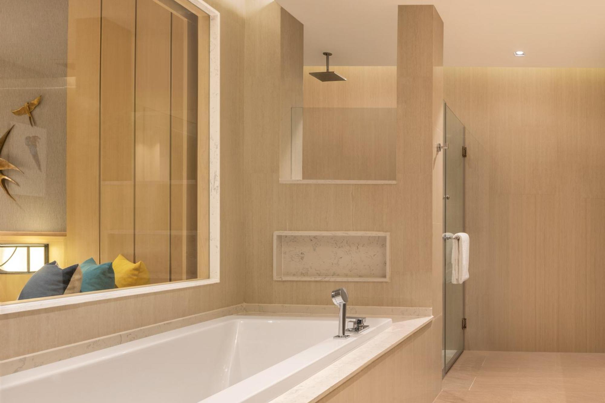 Grande Chambre Lit King-Size - Vue sur Piscine