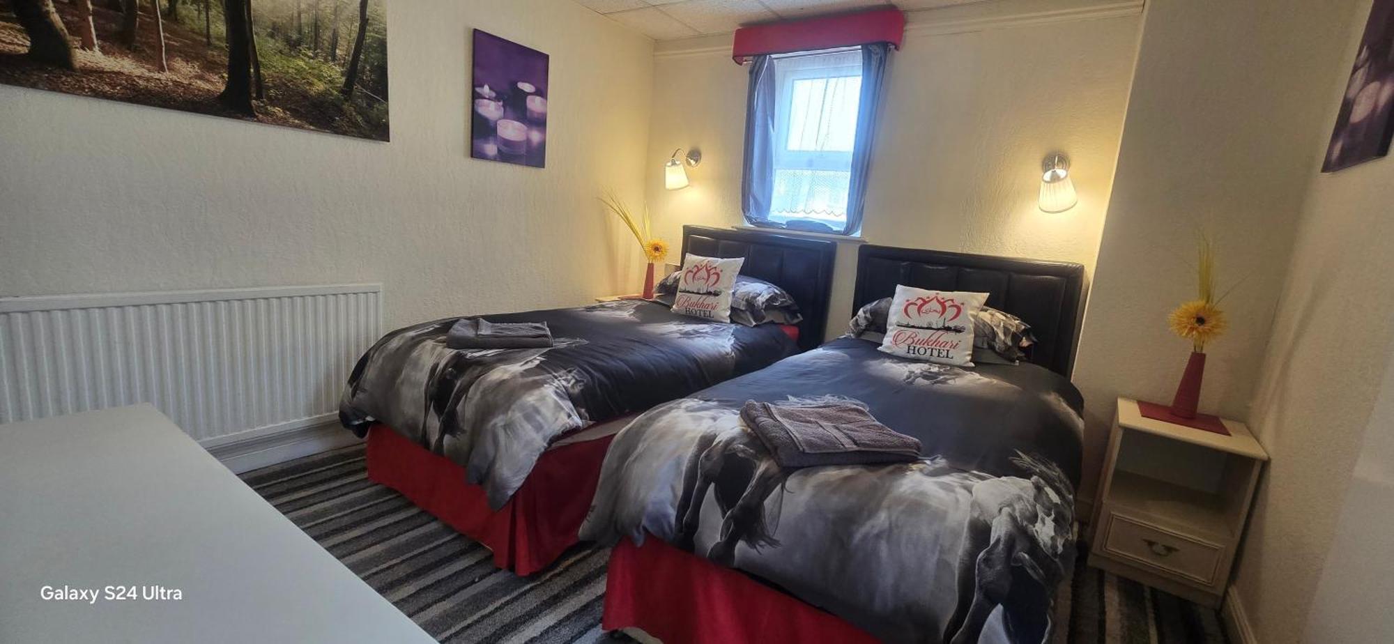 Tweepersoonskamer met 2 Aparte Bedden en Badkamer