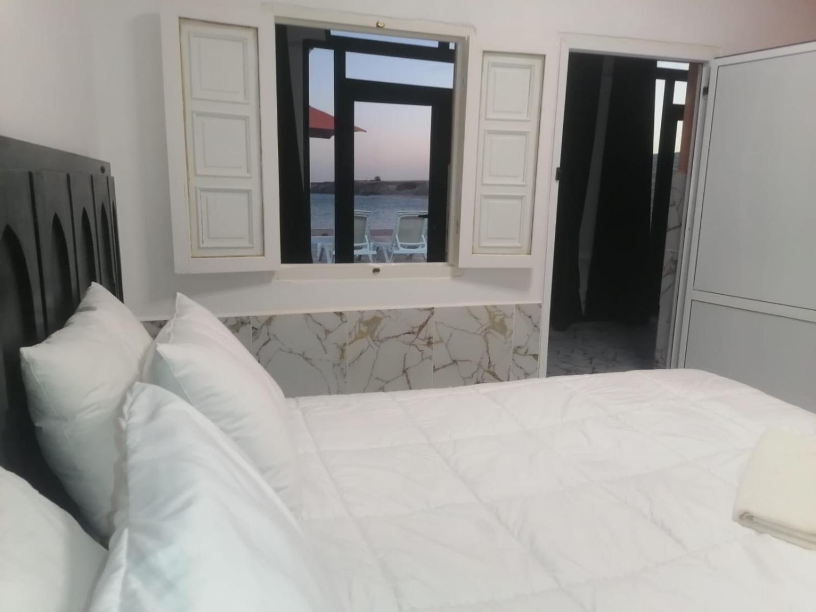 Two-Bedroom Apartment with sitting room, shared Swimming Pool and Sea View