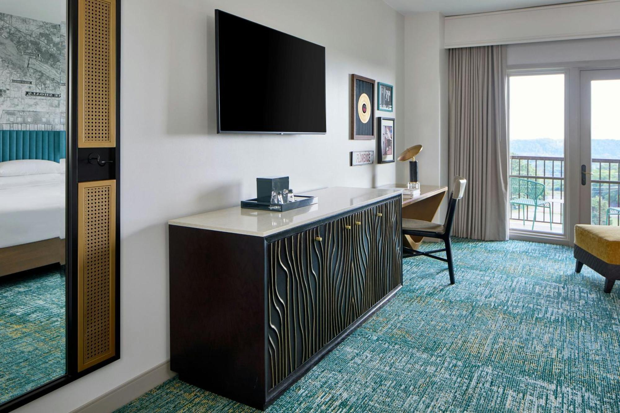 King Room with Roll-In Shower, Balcony and Pool View - Mobility Accessible
