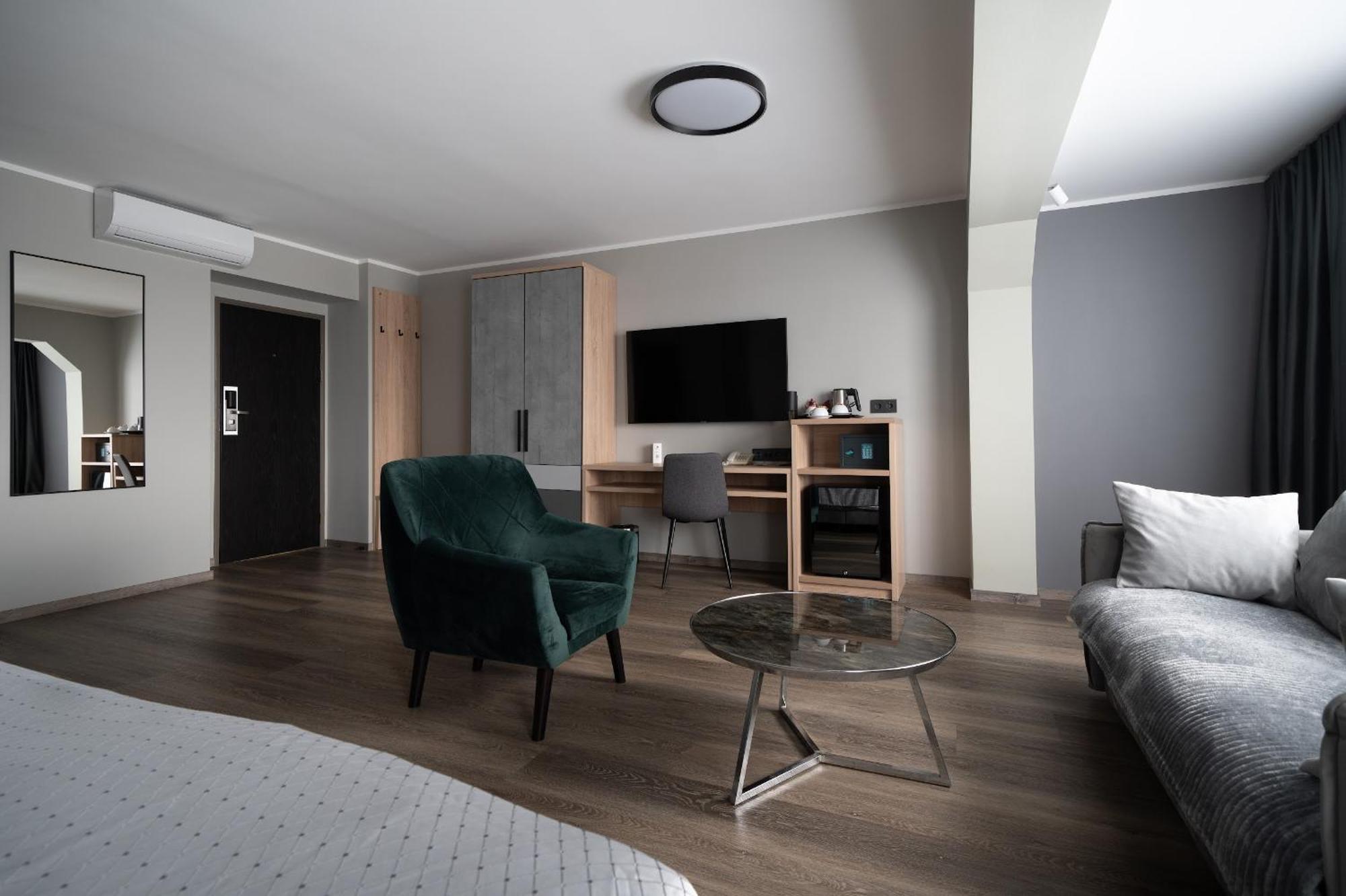 Family Room Kitchenette,1646888971:JPEG