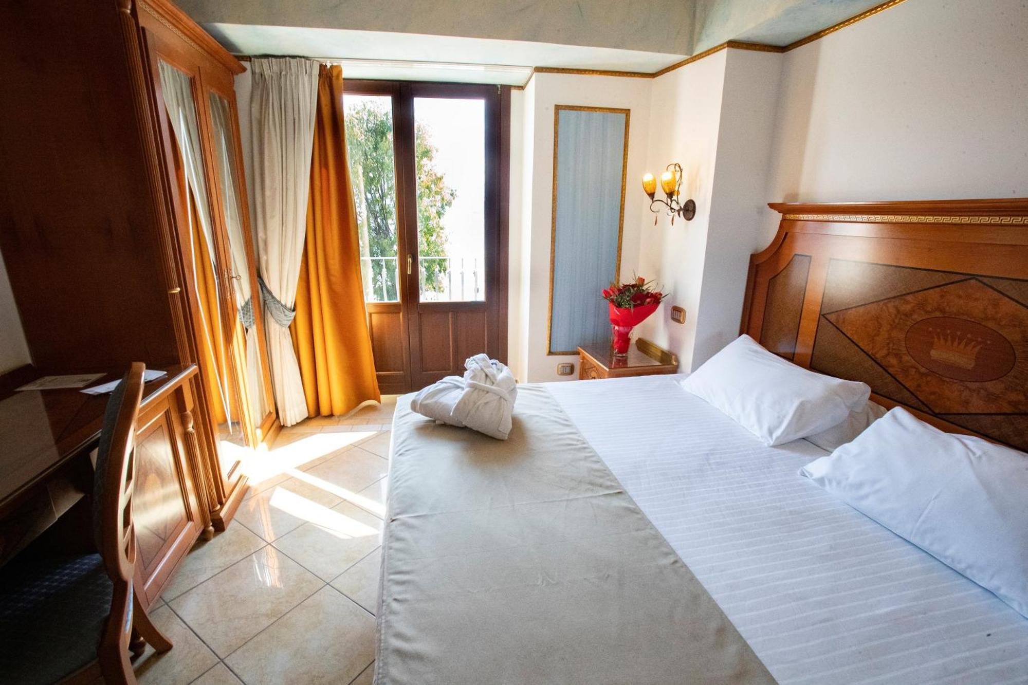 Deluxe tweepersoonskamer met balkon en uitzicht op zee