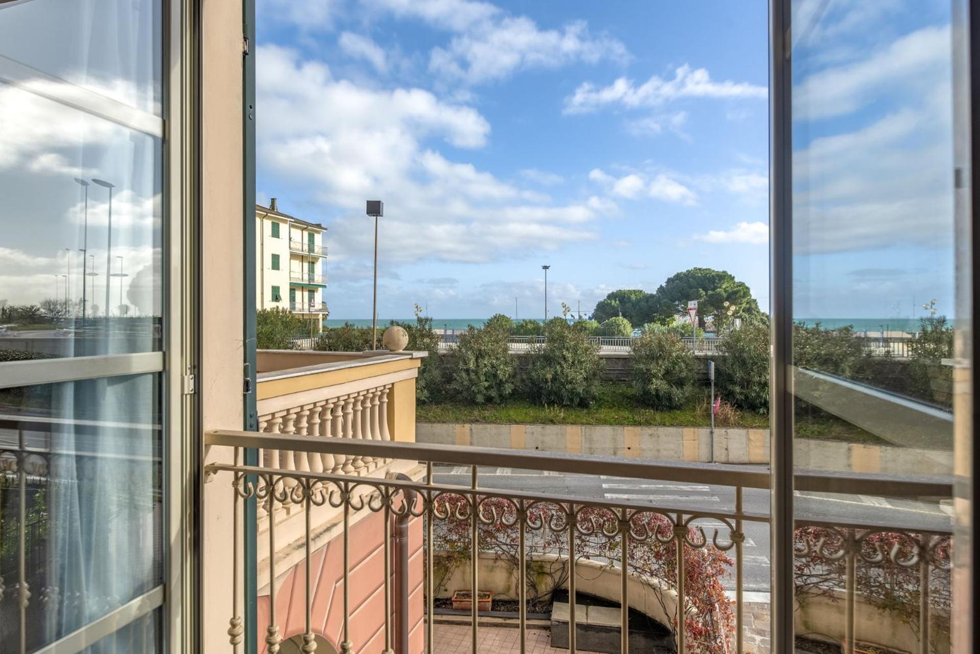 Studio Apartment Balcony,1647451217:JPEG