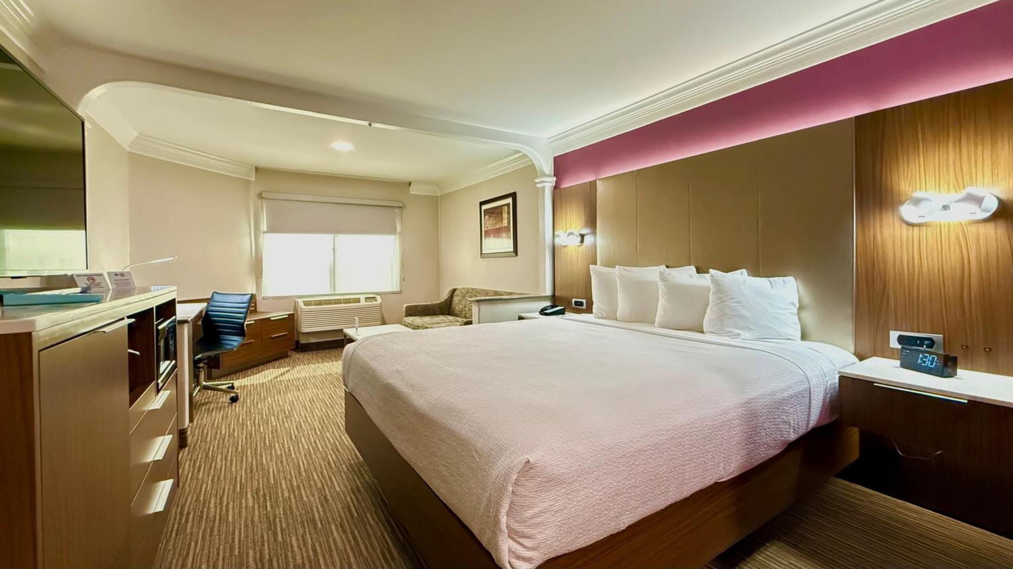 Zimmer mit Kingsize-Bett, Schlafsofa und Poolblick - Nichtraucher
