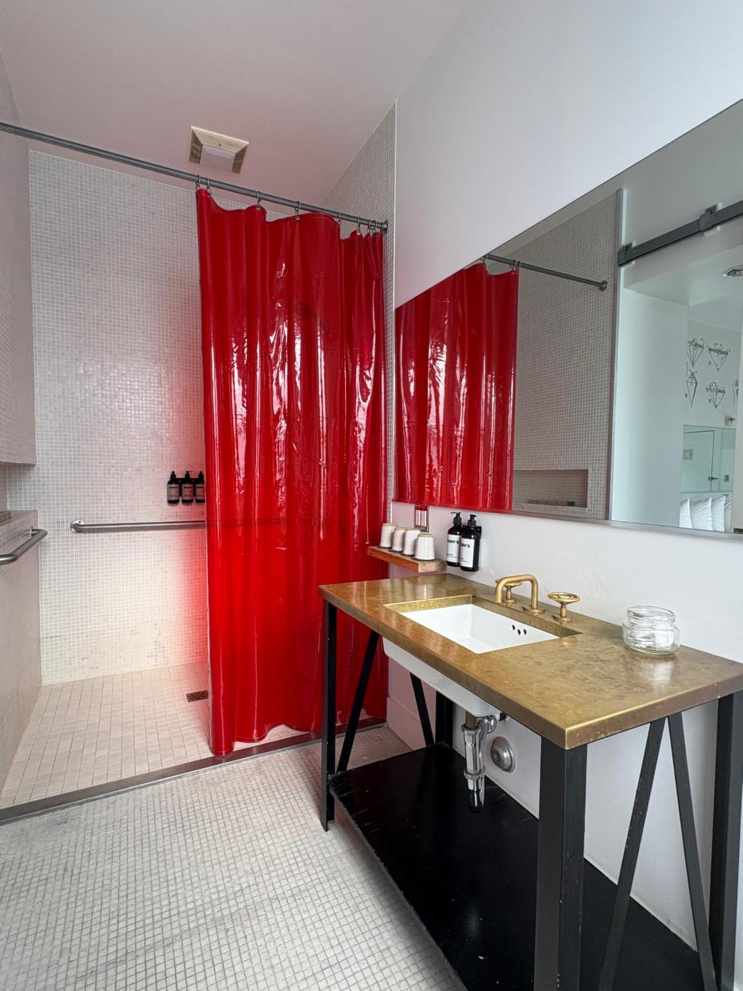 Zimmer mit 2 Kingsize-Betten und eigenem Bad