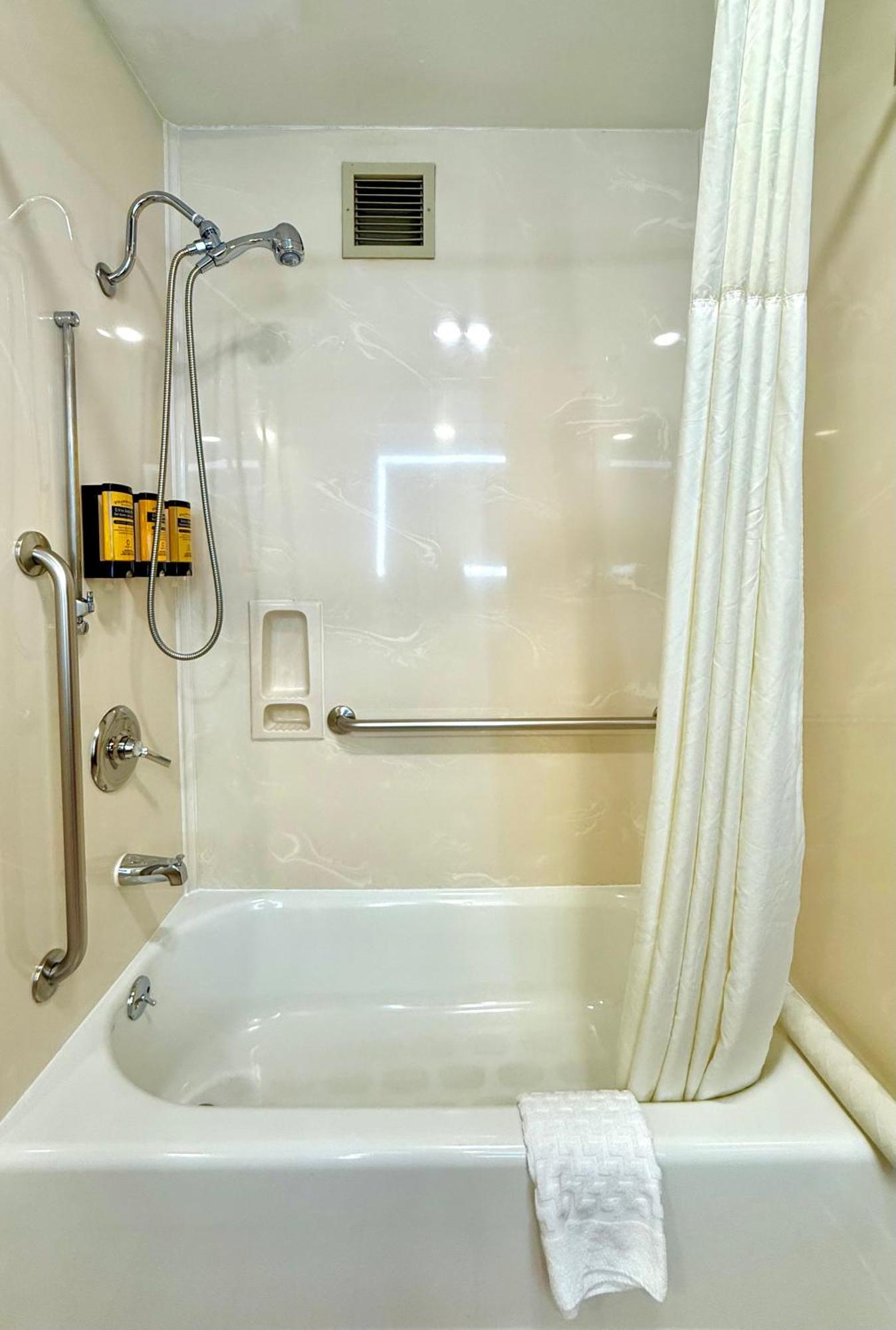 Zimmer mit Kingsize-Bett und Badewanne – barrierefrei, Nichtraucher