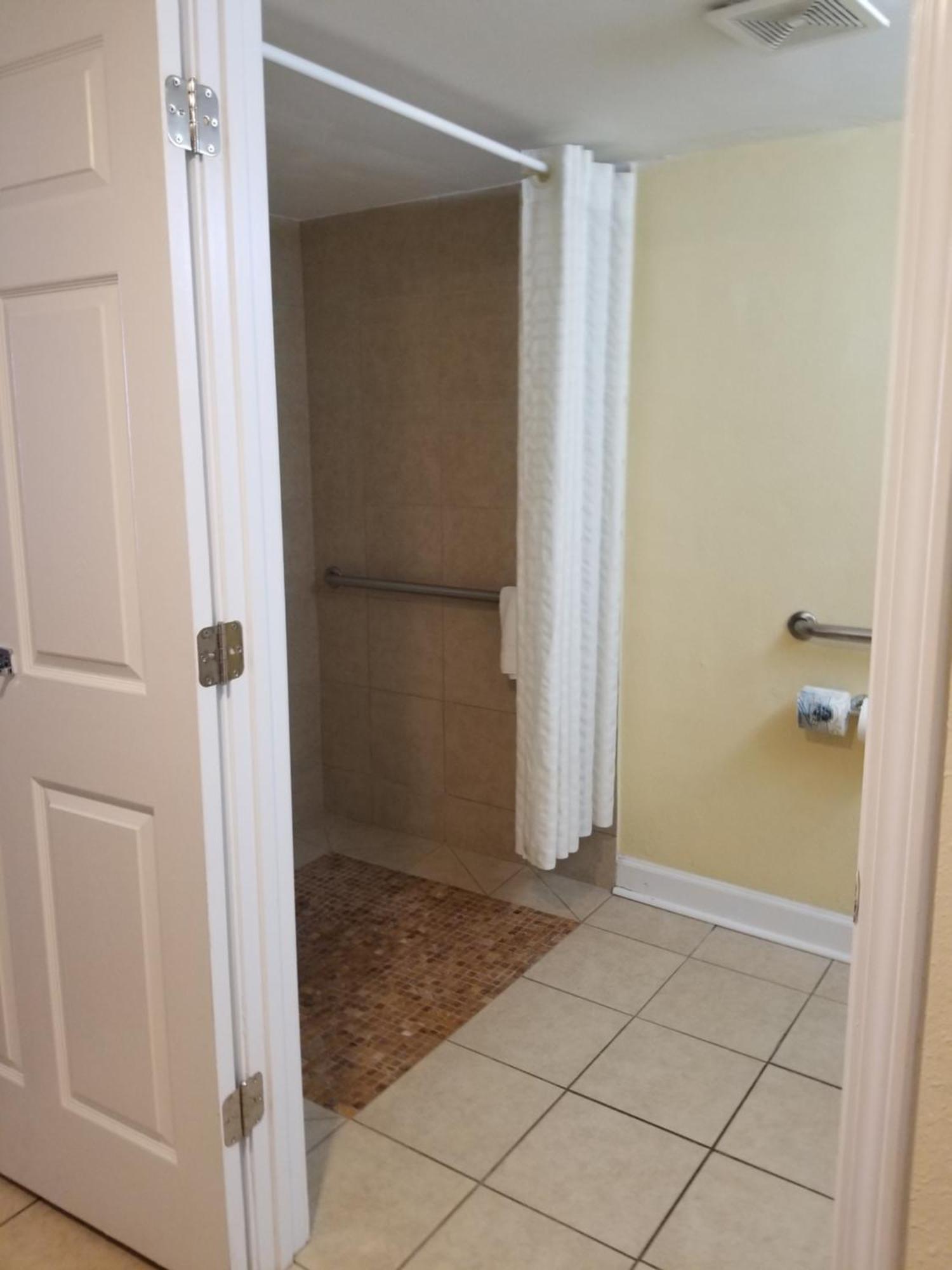 Kamer met Kingsize Bed en Slaapbank - Rolstoeltoegankelijke Douche