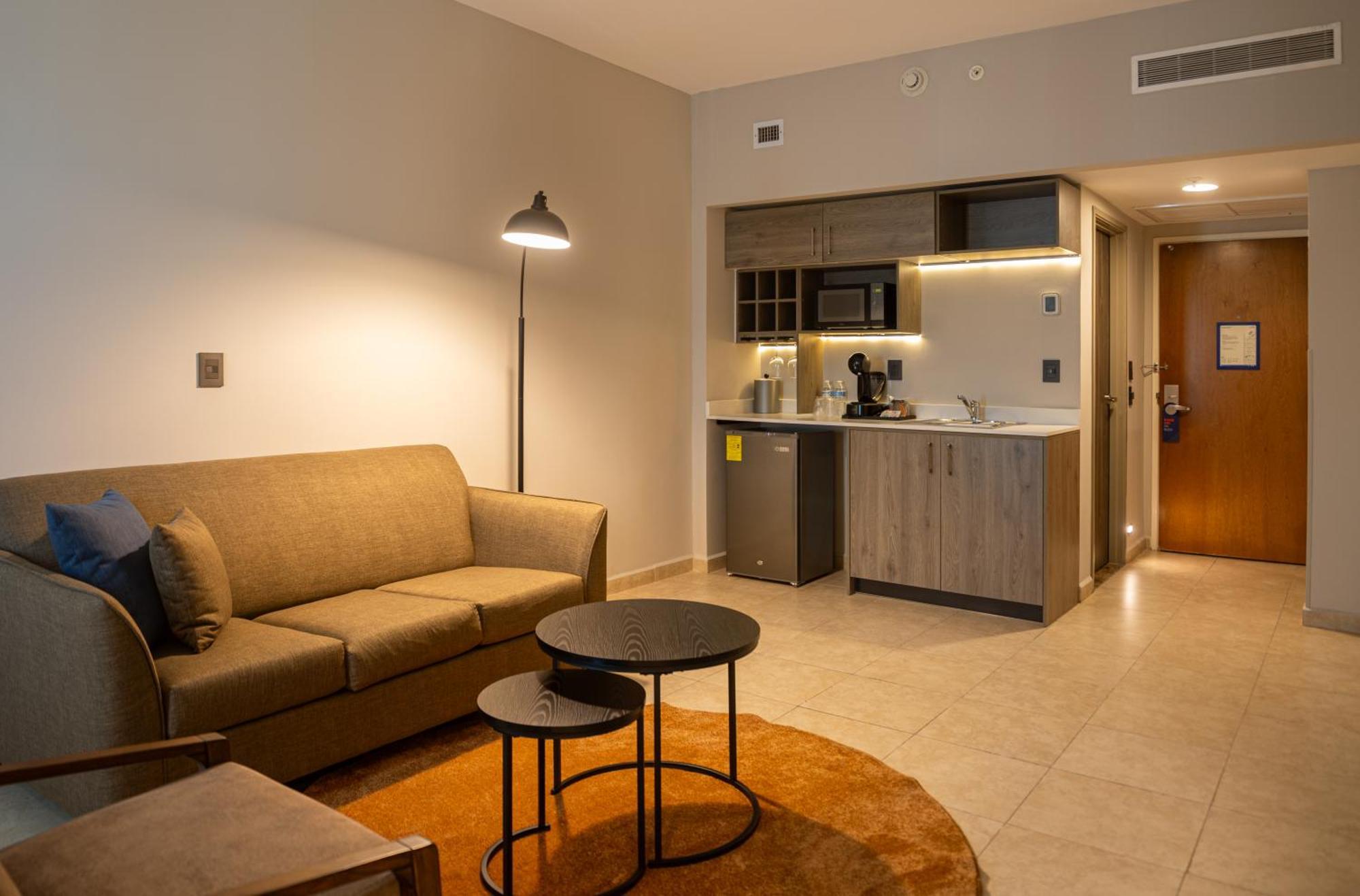 Suite con cama grande y balcón