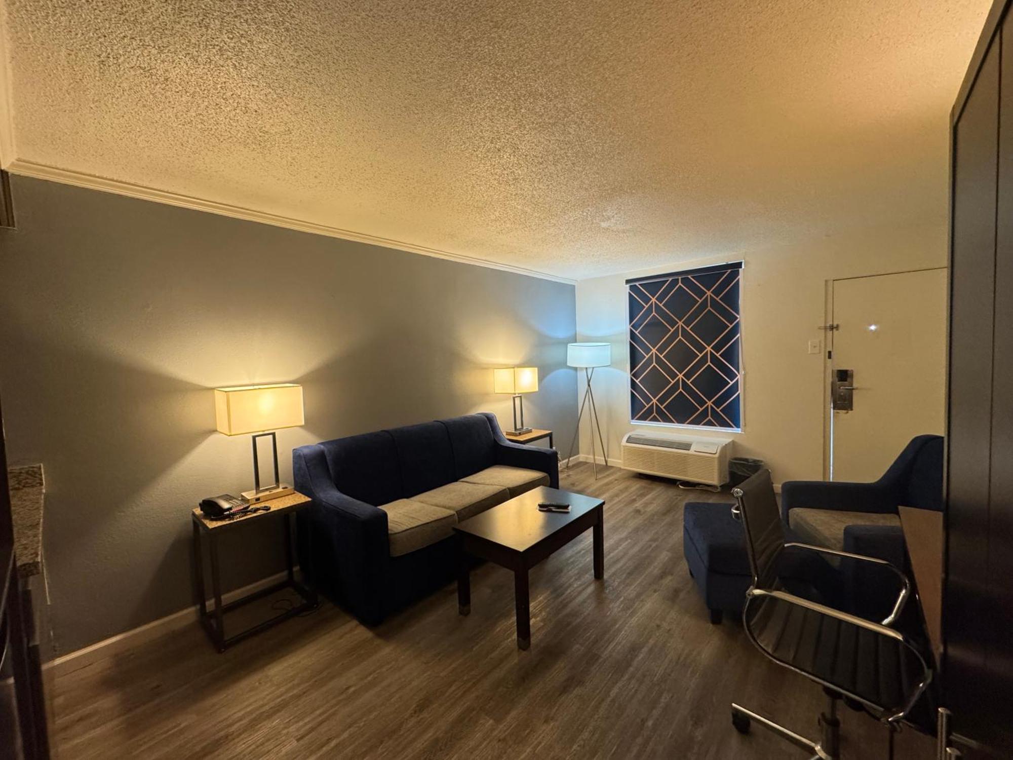 Queen Suite - Accessible/Non-Smoking