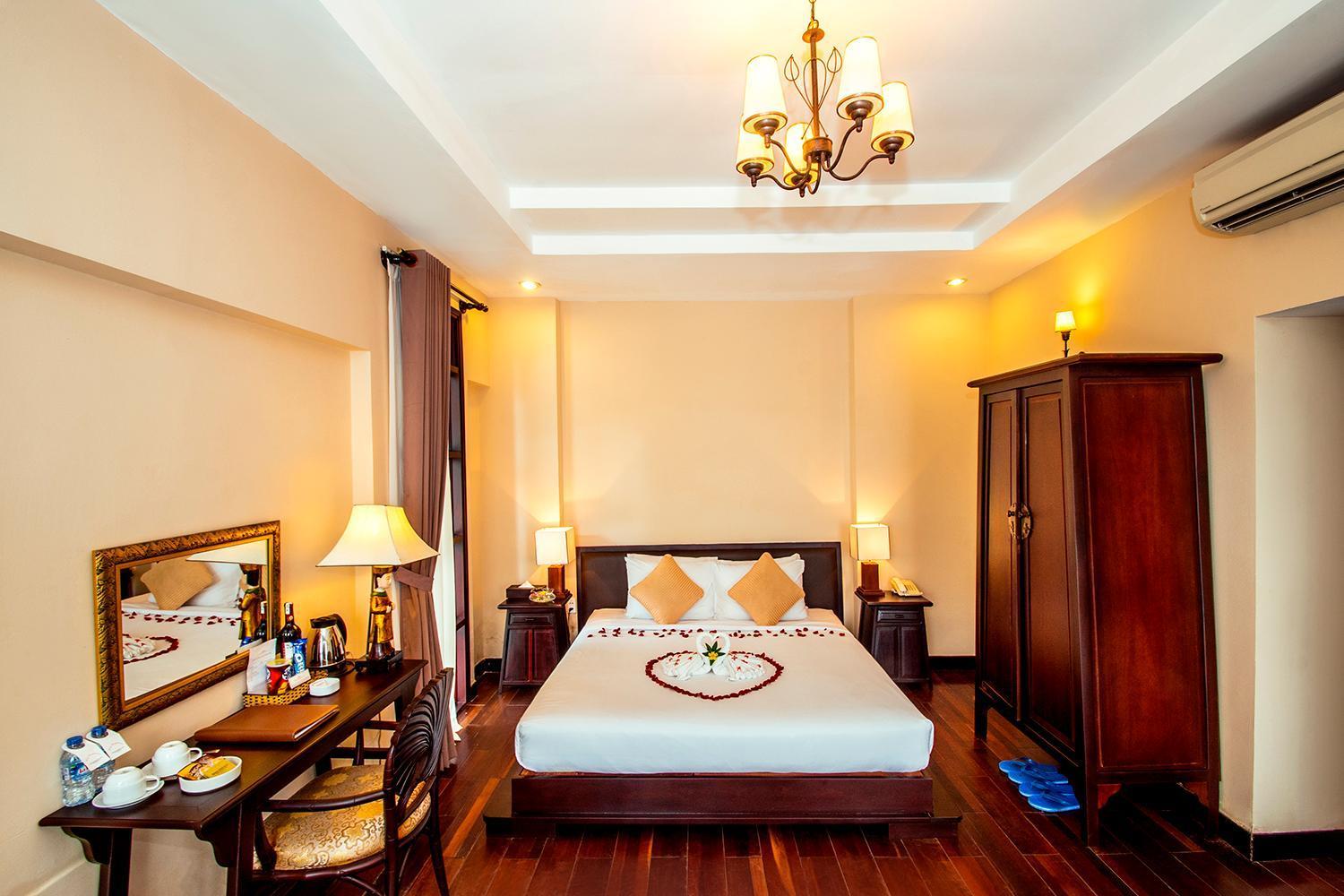 Three-Bedroom Hillside Villa Private Pool