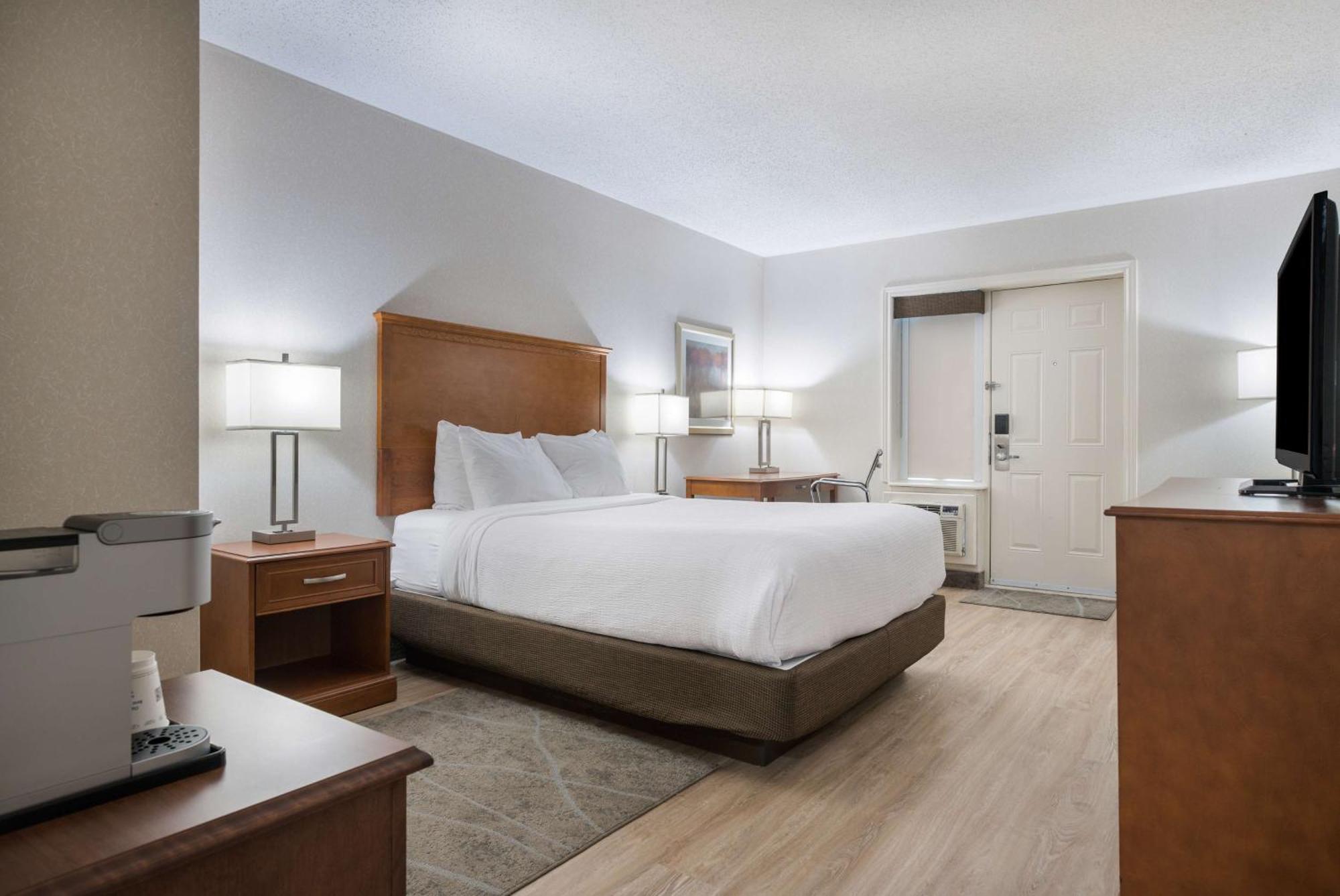 Queen Room with Bath Tub - Main Building/Disability Access