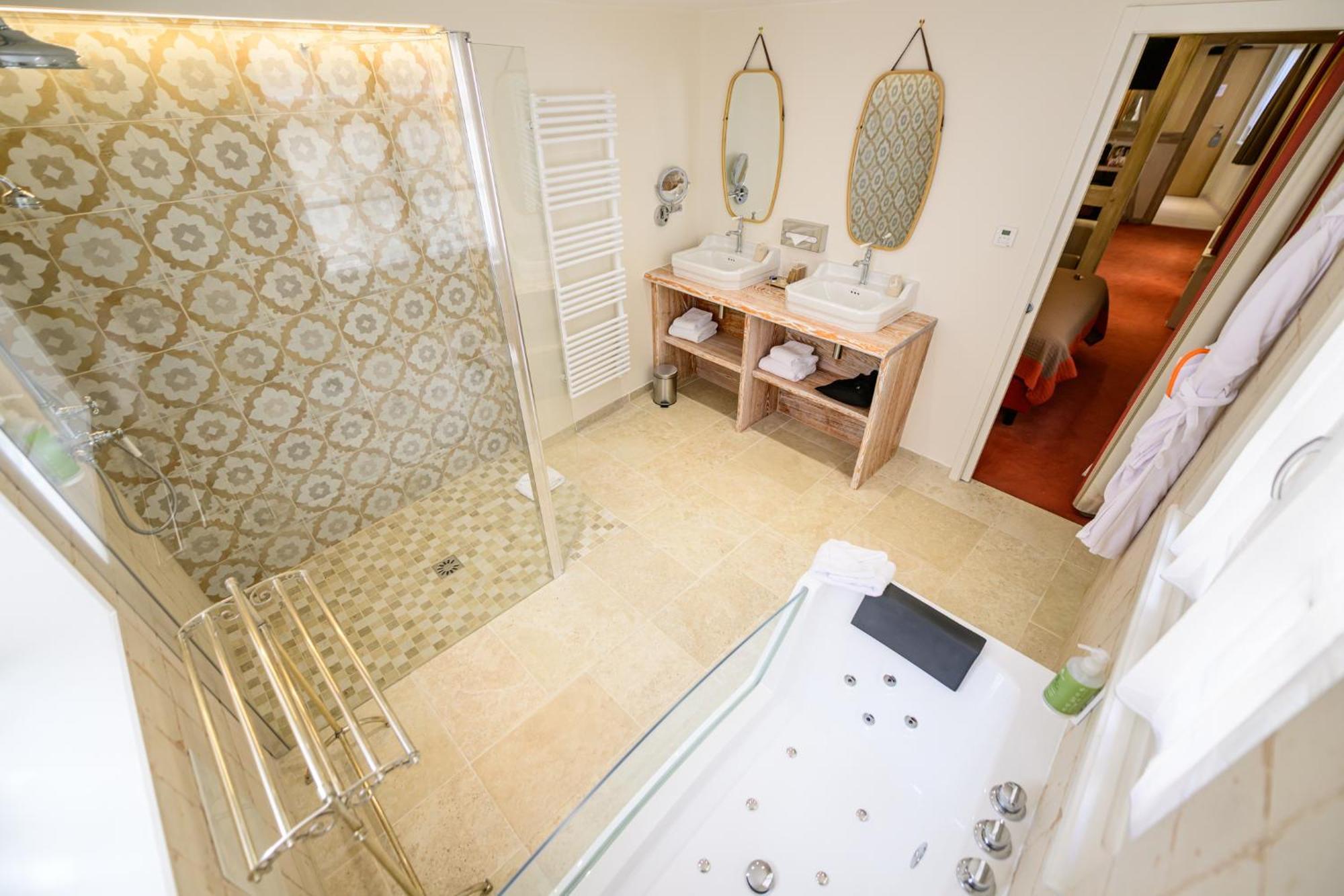Suite Balneo Bath or Shower