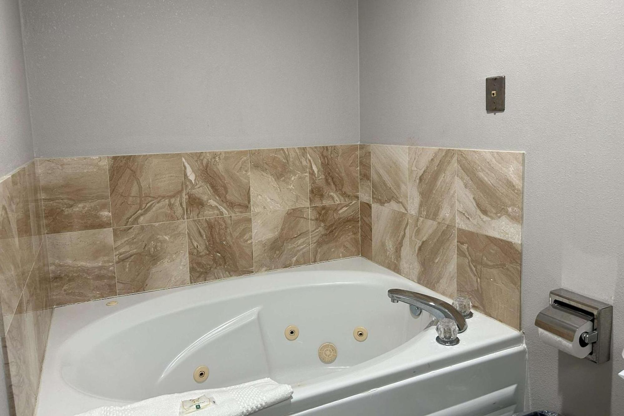 King Room - Accessible/Smoking