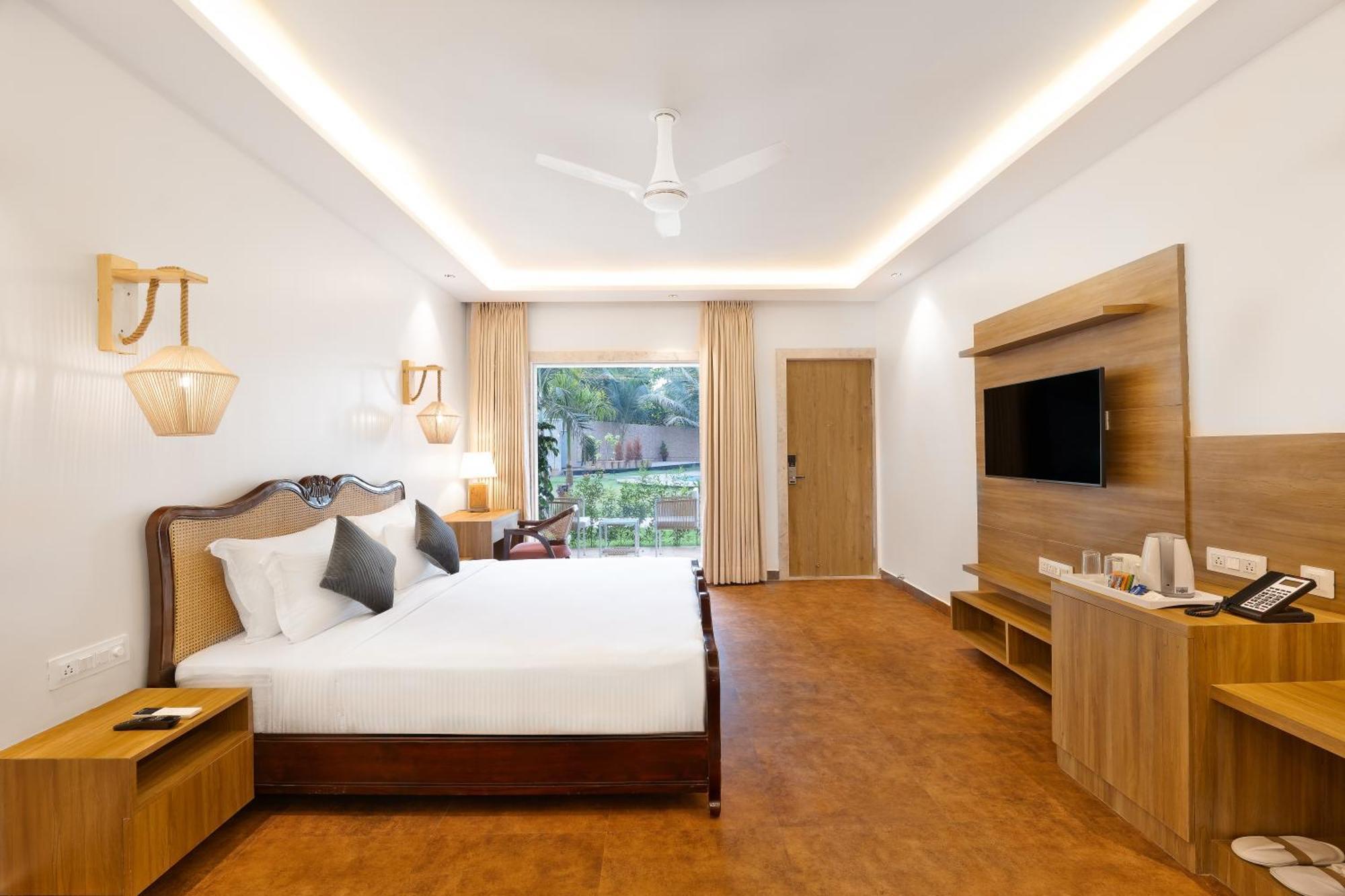 Executive Room with Balcony & Bathtub