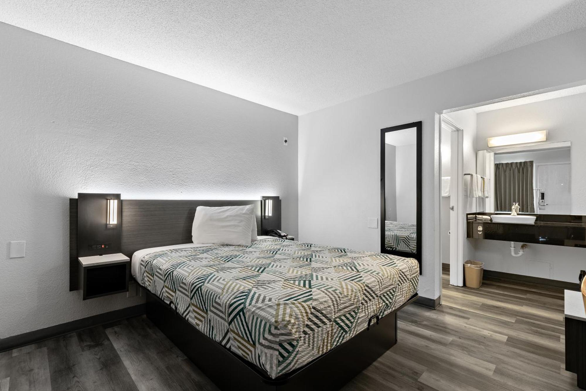 Habitación con cama grande