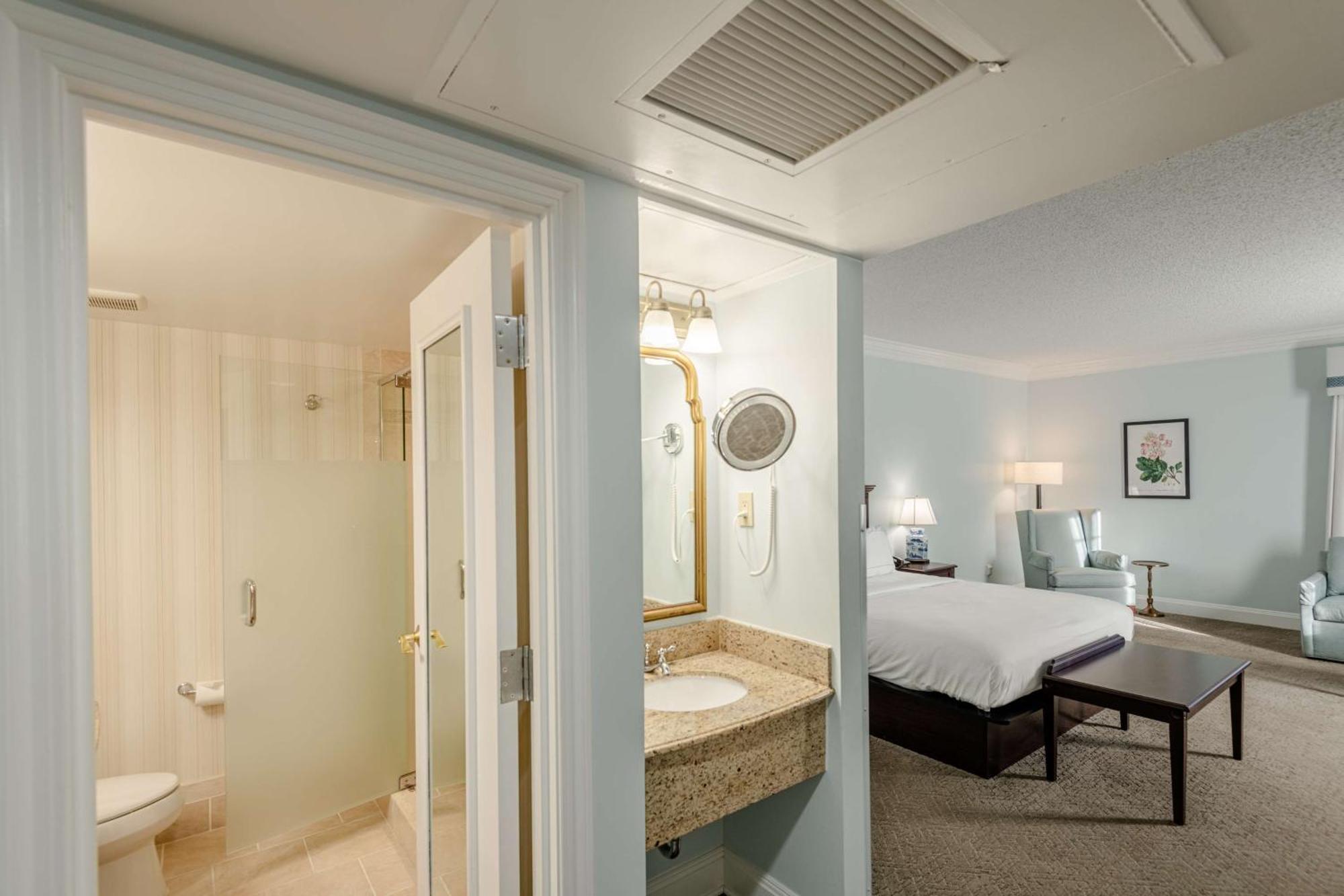 Suite con cama grande y chimenea