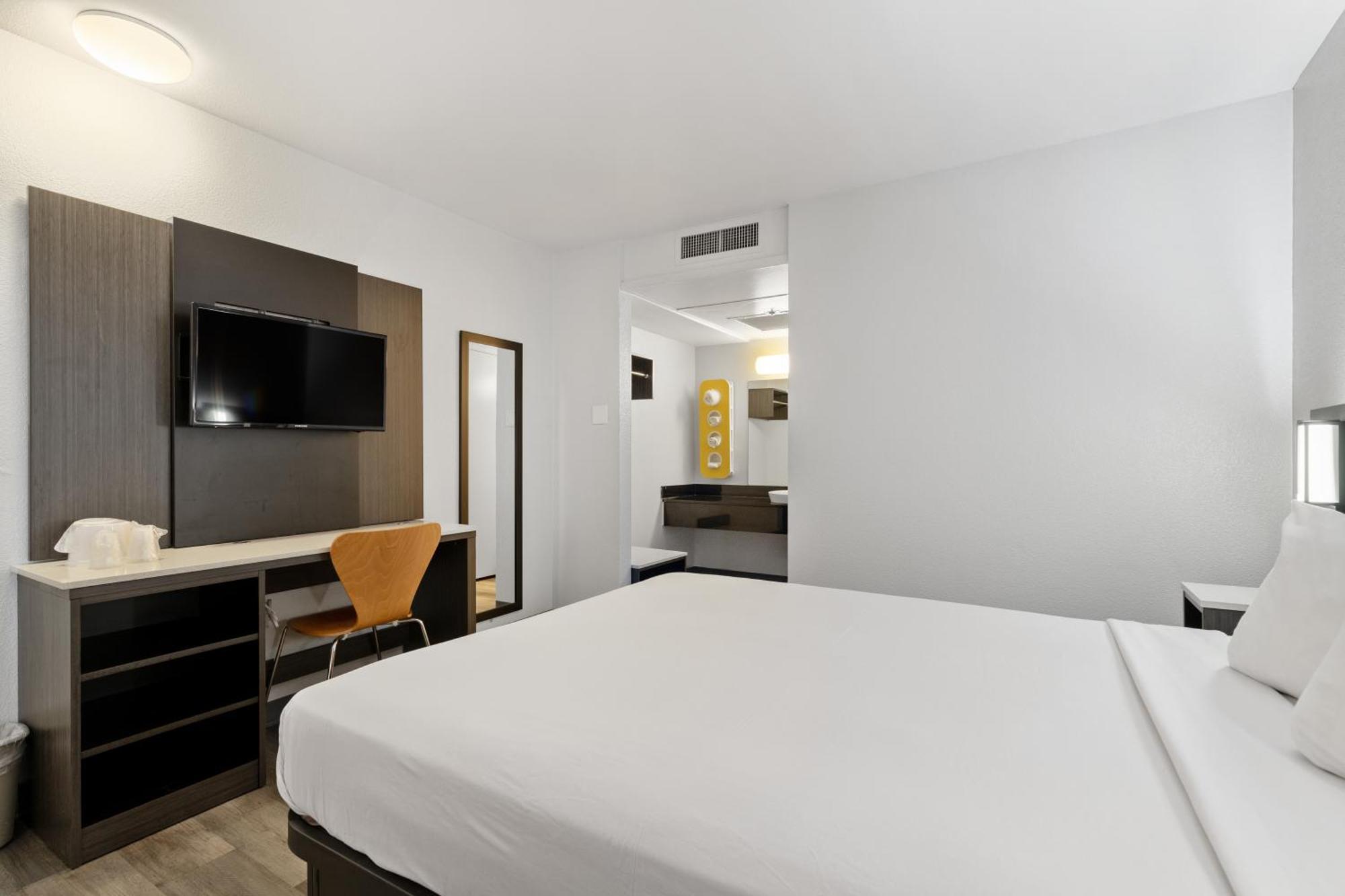 Habitación con cama grande