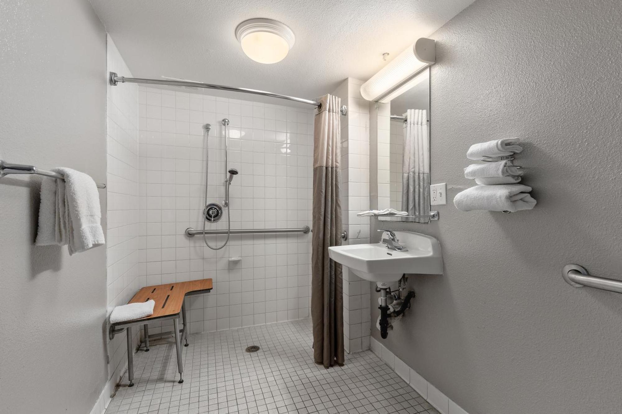 Habitación con cama grande y ducha accesible en silla de ruedas - Adaptada para personas con discapacidad