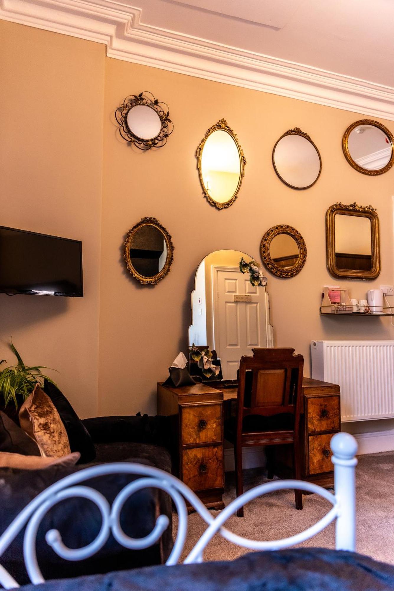 Tweepersoonskamer met 2 Aparte Bedden en Badkamer