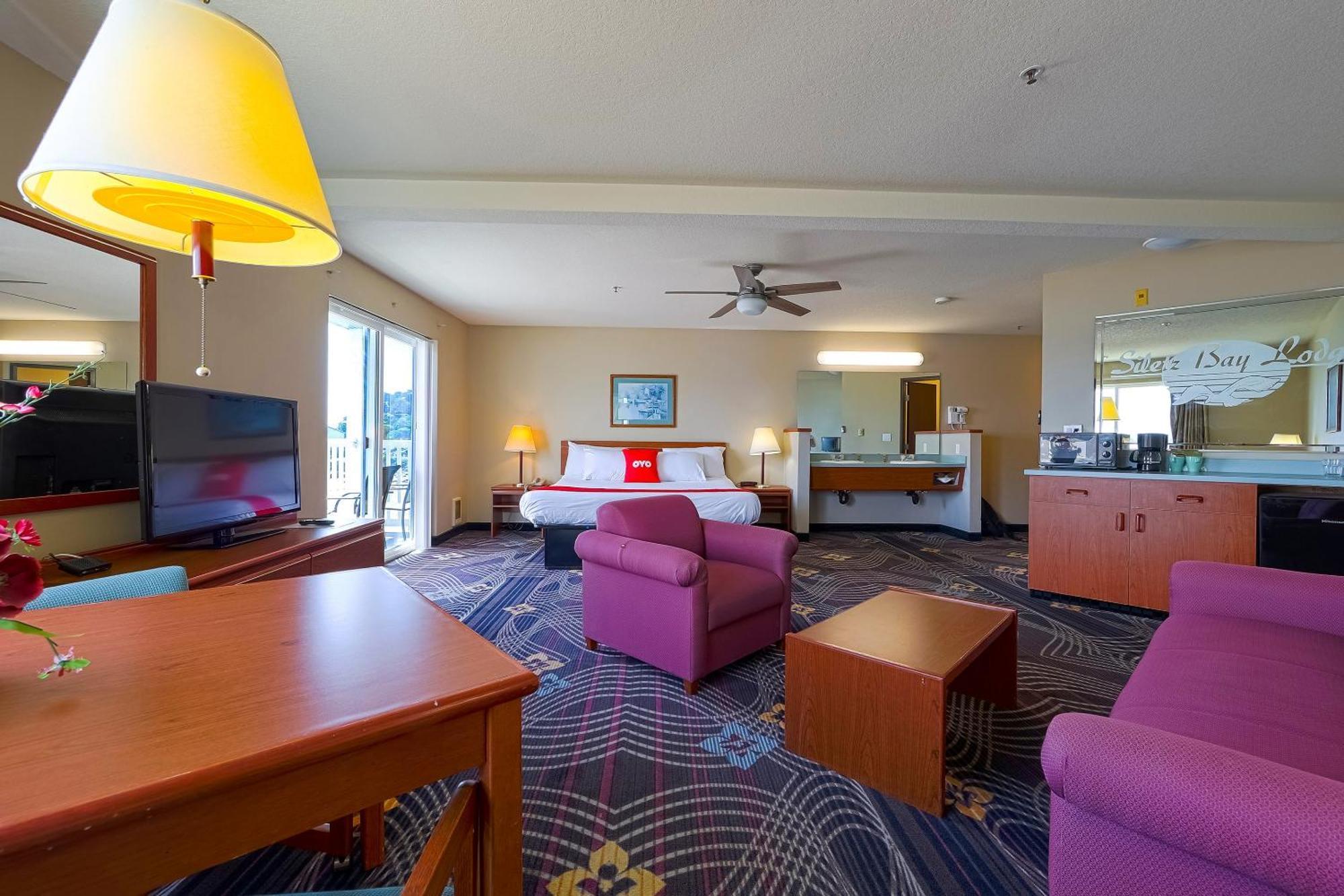Luxurious King Suite with Jetted Tub and Balcony- Ocean view
