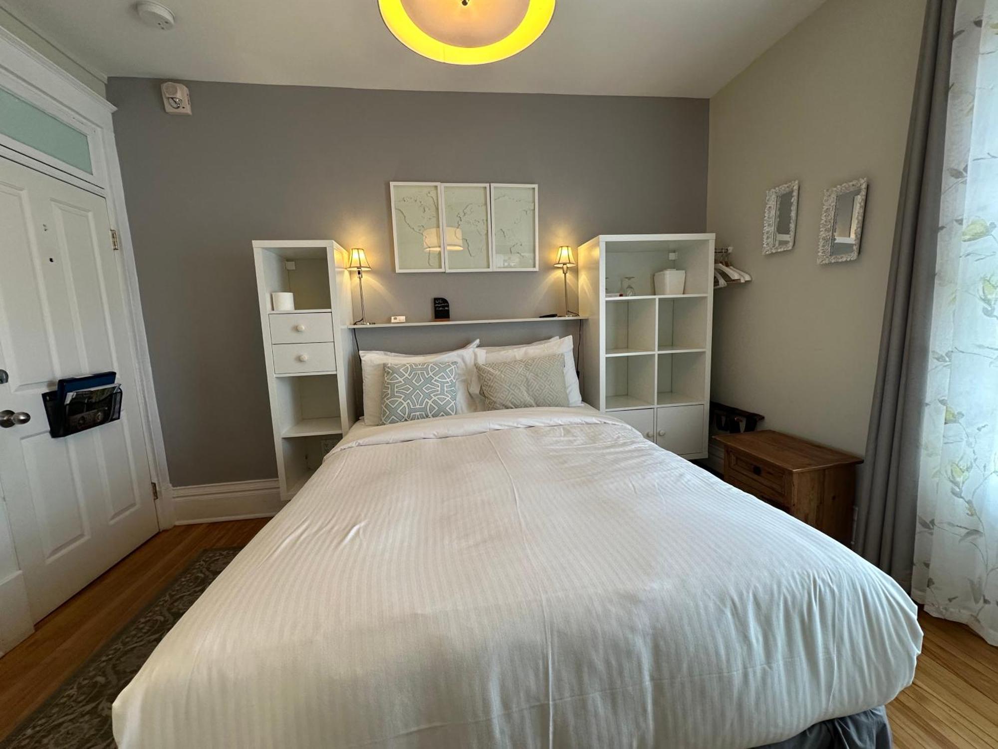 Standard Queen Room