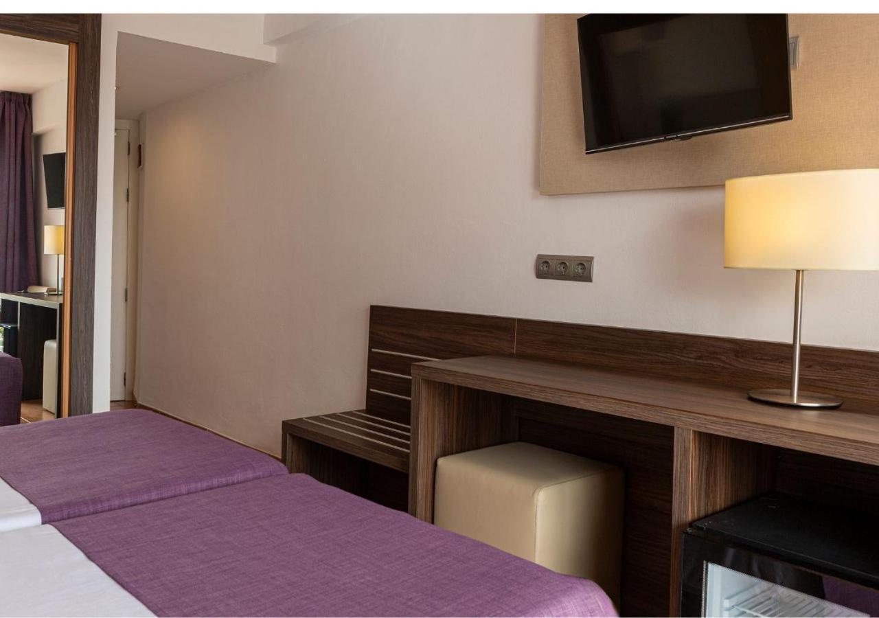 Dreibettzimmer mit Poolblick