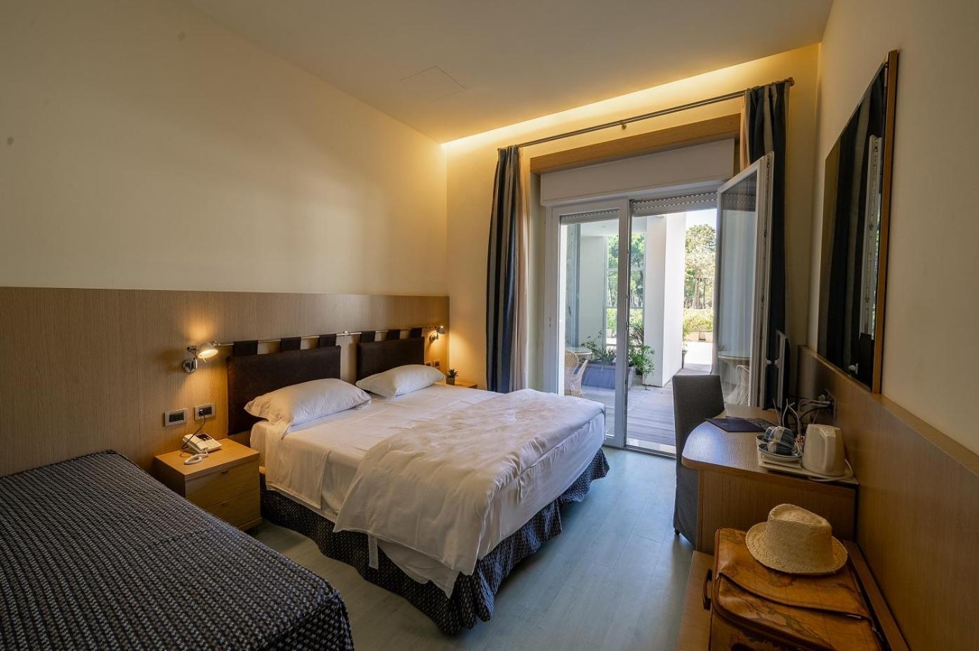 Zimmer mit Kingsize-Bett und Gartenblick.