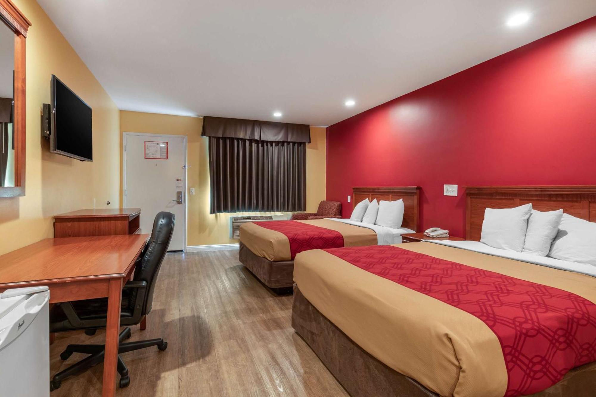 Queen Room with Two Queen Beds - Smoking
