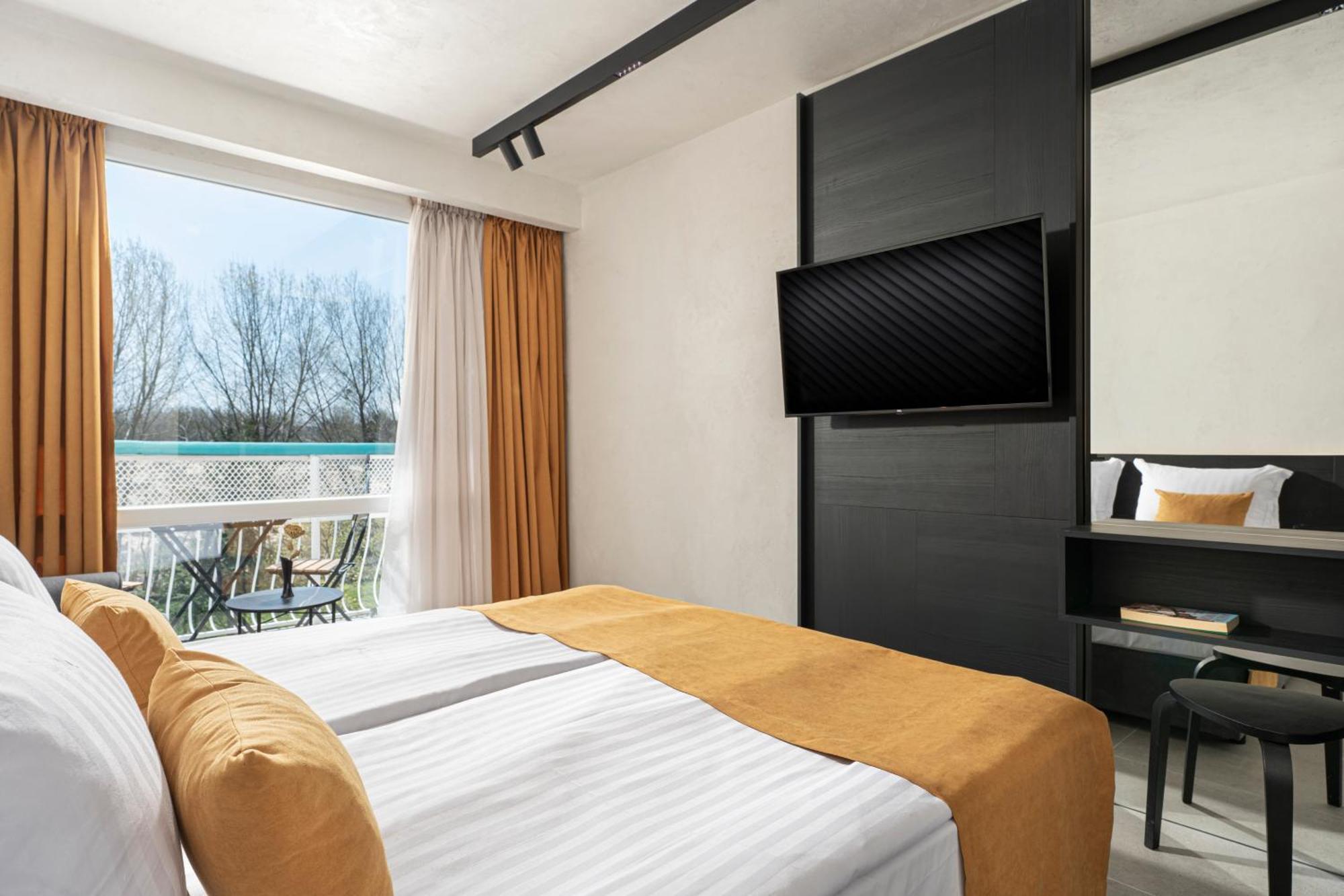 Double Room Balcony Street View Fully Renovated