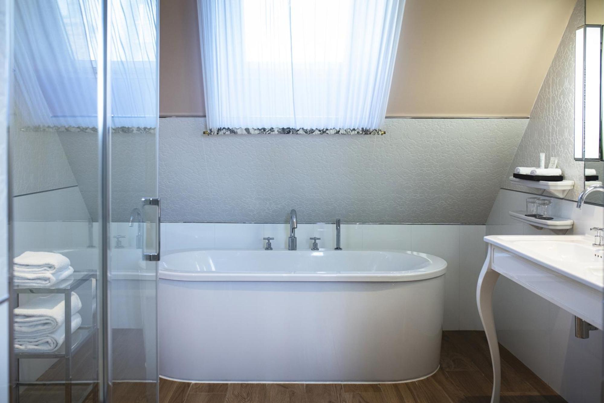 Suite con cama extragrande- Zona de estar