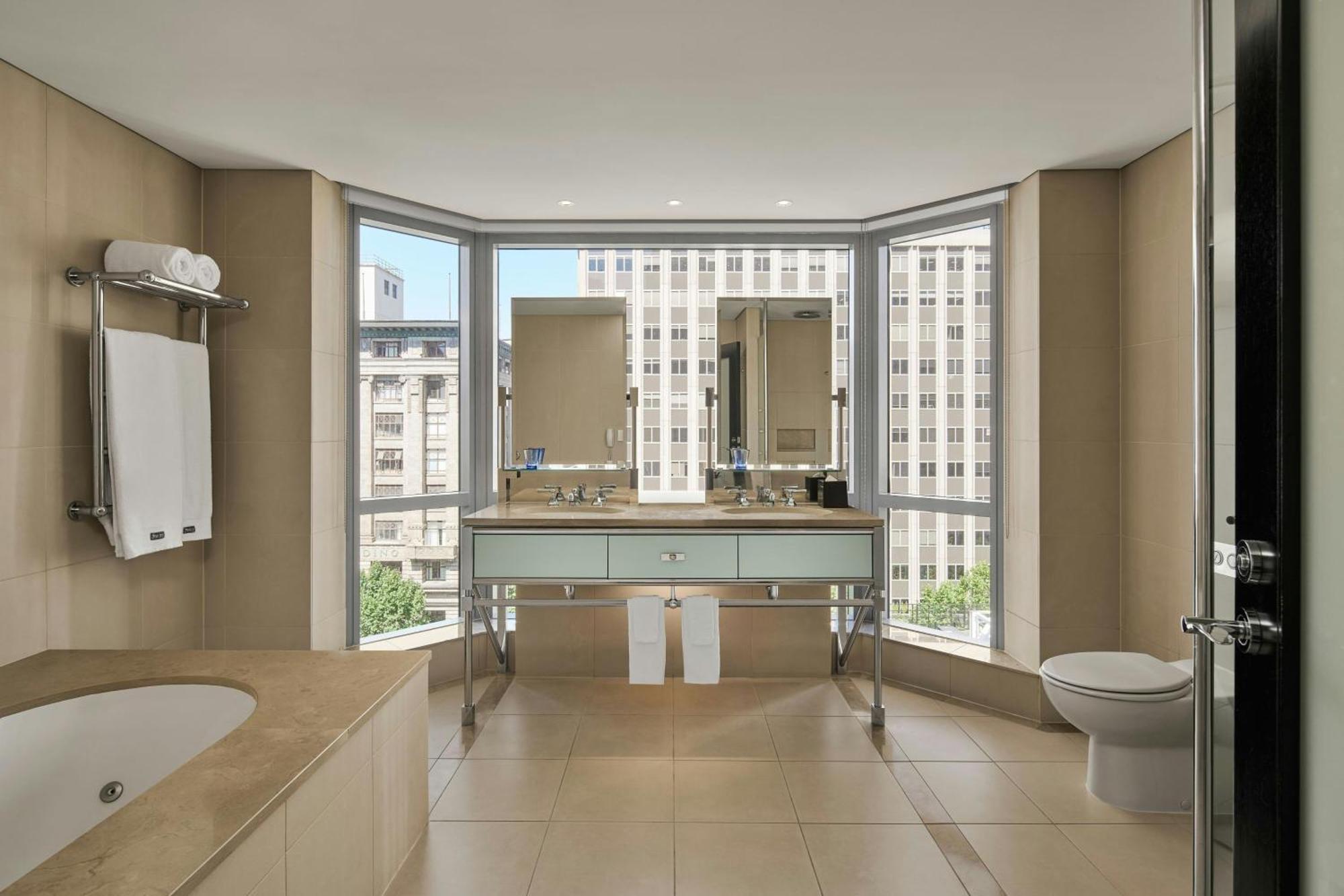 Deluxe King Studio with City View and Spa Bath - Corner Room