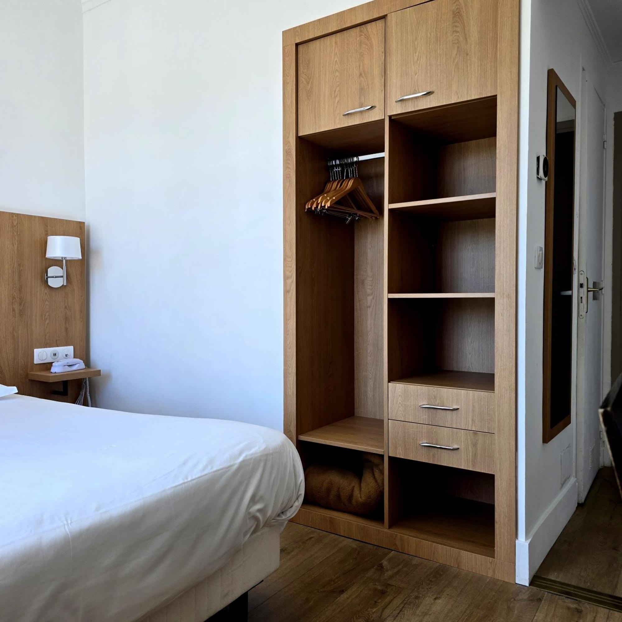 Kamer met 1 Groot Bed of 2 Aparte Bedden en Uitzicht op de Stad
