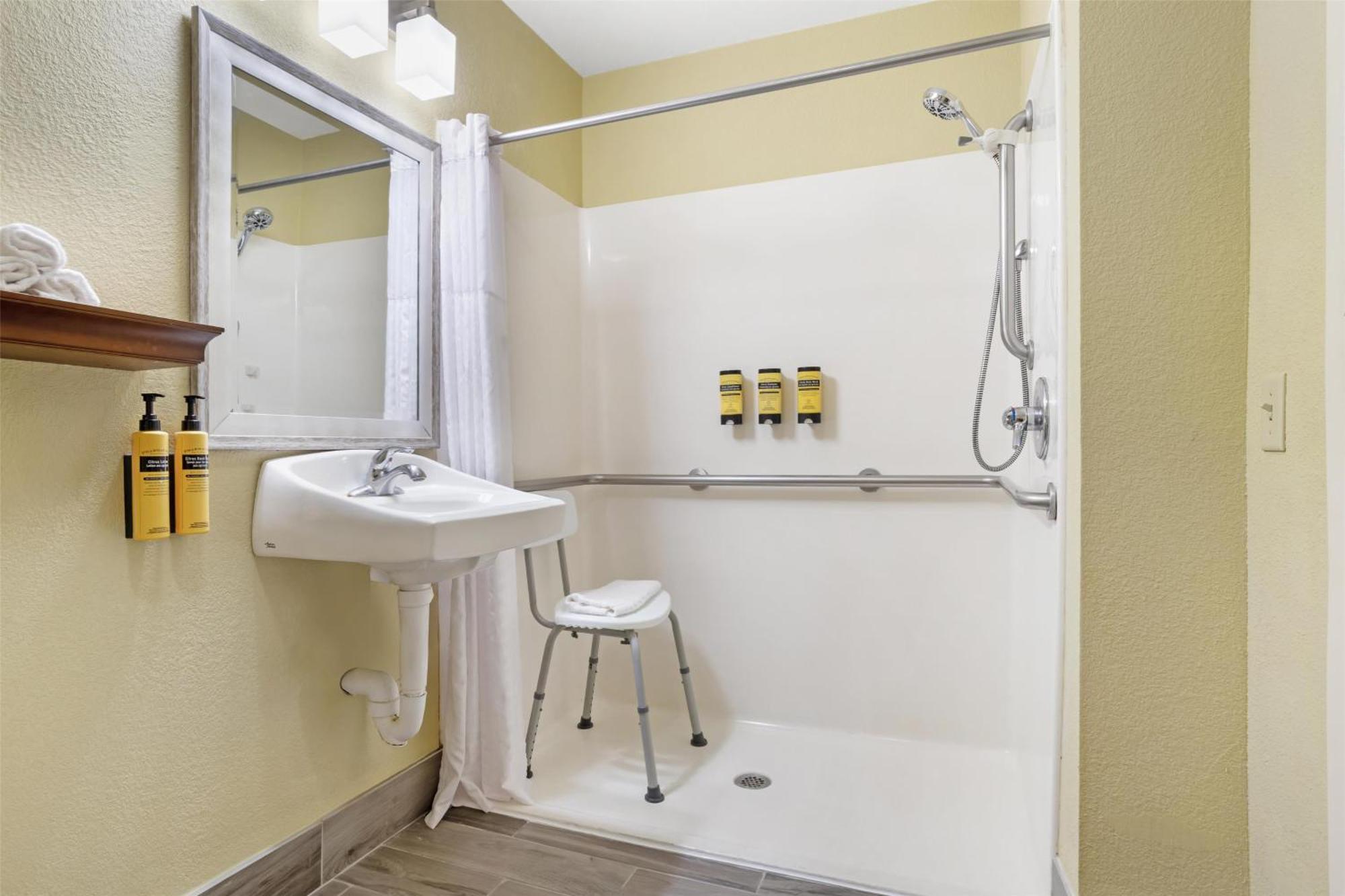 Kamer met Kingsize Bed en Rolstoeltoegankelijke Douche - Toegankelijk voor Gasten met een Lichamelijke Beperking / Rookvrij