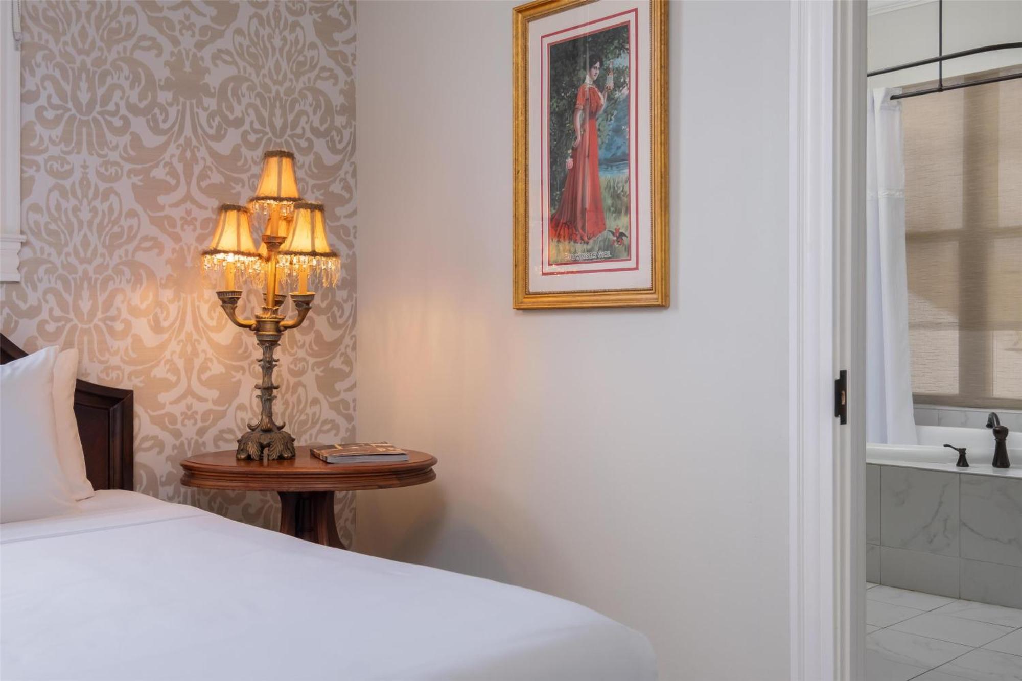 Deluxe King Room with Bath Tub